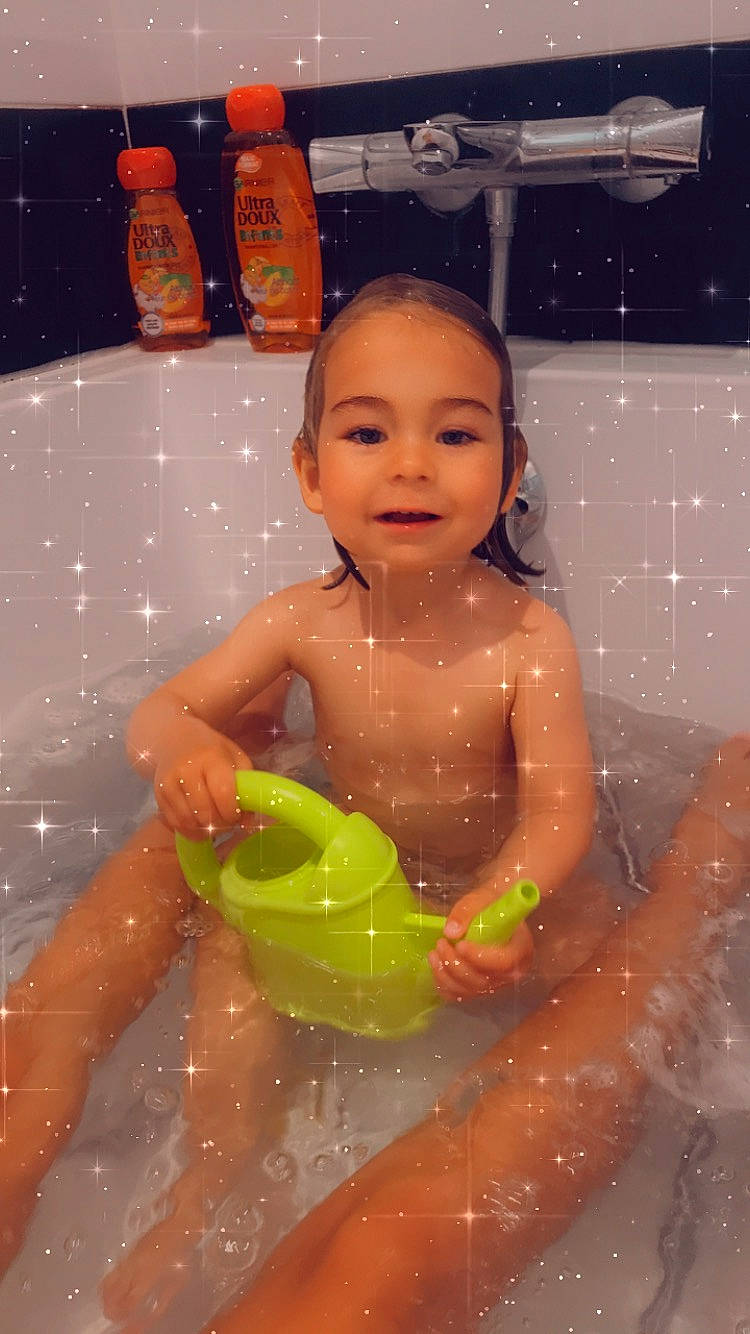 Bella participe au concours pour gagner de l'argent avec cette photo : abdomen, baby, baby_products, bathing, bathroom, chest, child, fun, hair, happy, head, human_body, joy, leisure, muscle, nonbuilding_structure, person, recreation, skin, smile