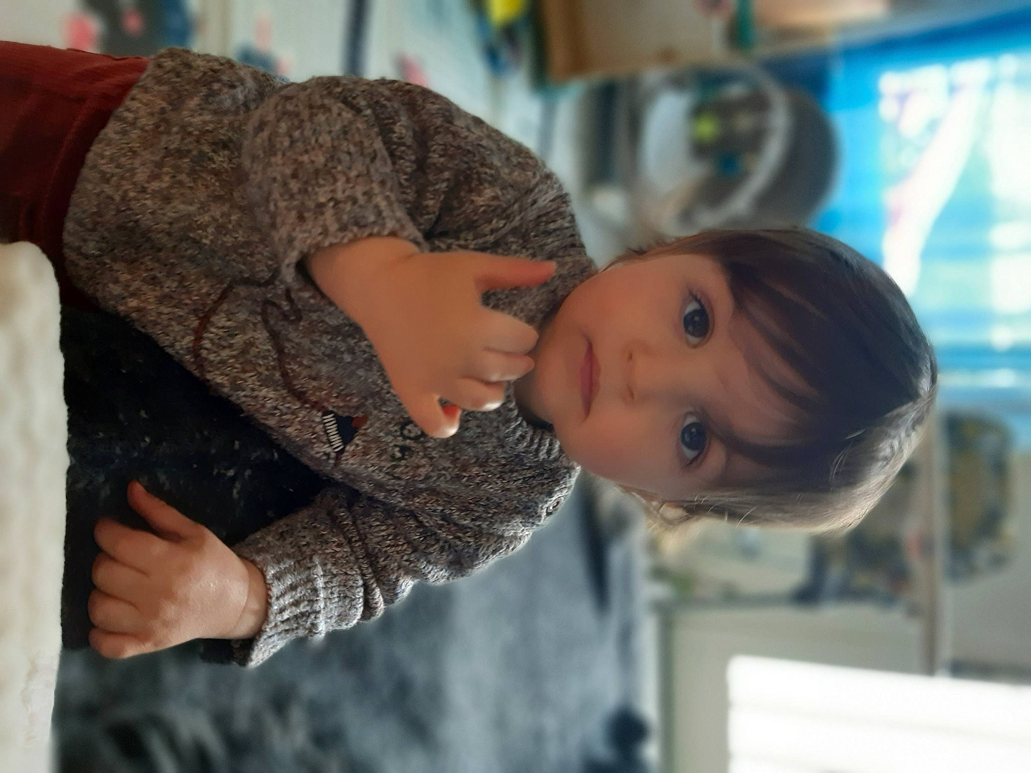 Arsène participe au concours pour gagner de l'argent avec cette photo : child, eyelash, fashion_accessory, fun, fur, gesture, happy, pattern, person, shoulder, sleeve, street_fashion, toddler, vacation, winter, wool