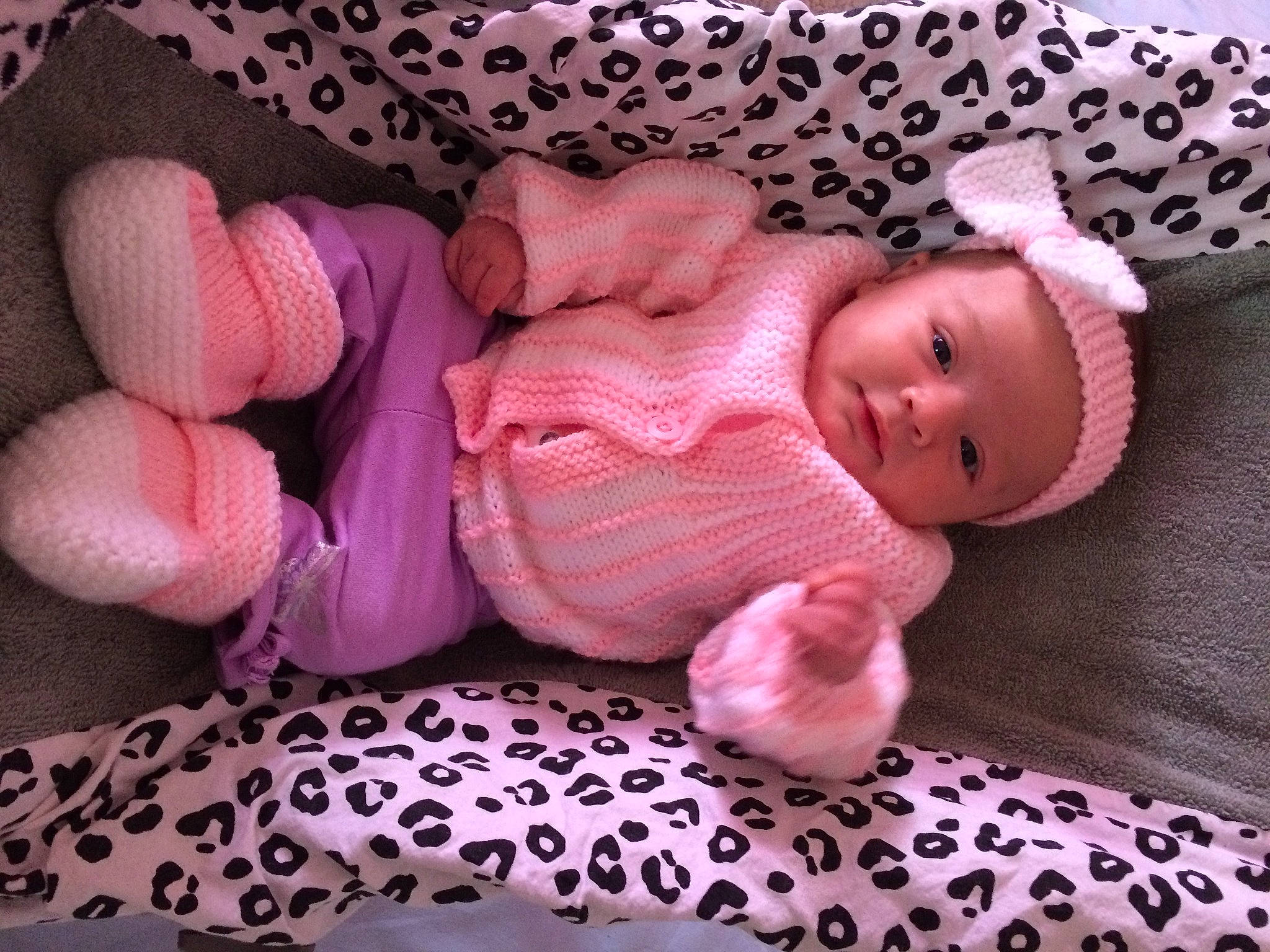 Amanda a rejoint le concours — aidez-le/la à gagner de superbes lots ! baby, baby_sleeping, baby_toddler_clothing, cheek, child, comfort, eye, finger, hand, headwear, human_body, mouth, nose, person, pink, purple, skin, sleeve, textile, toddler