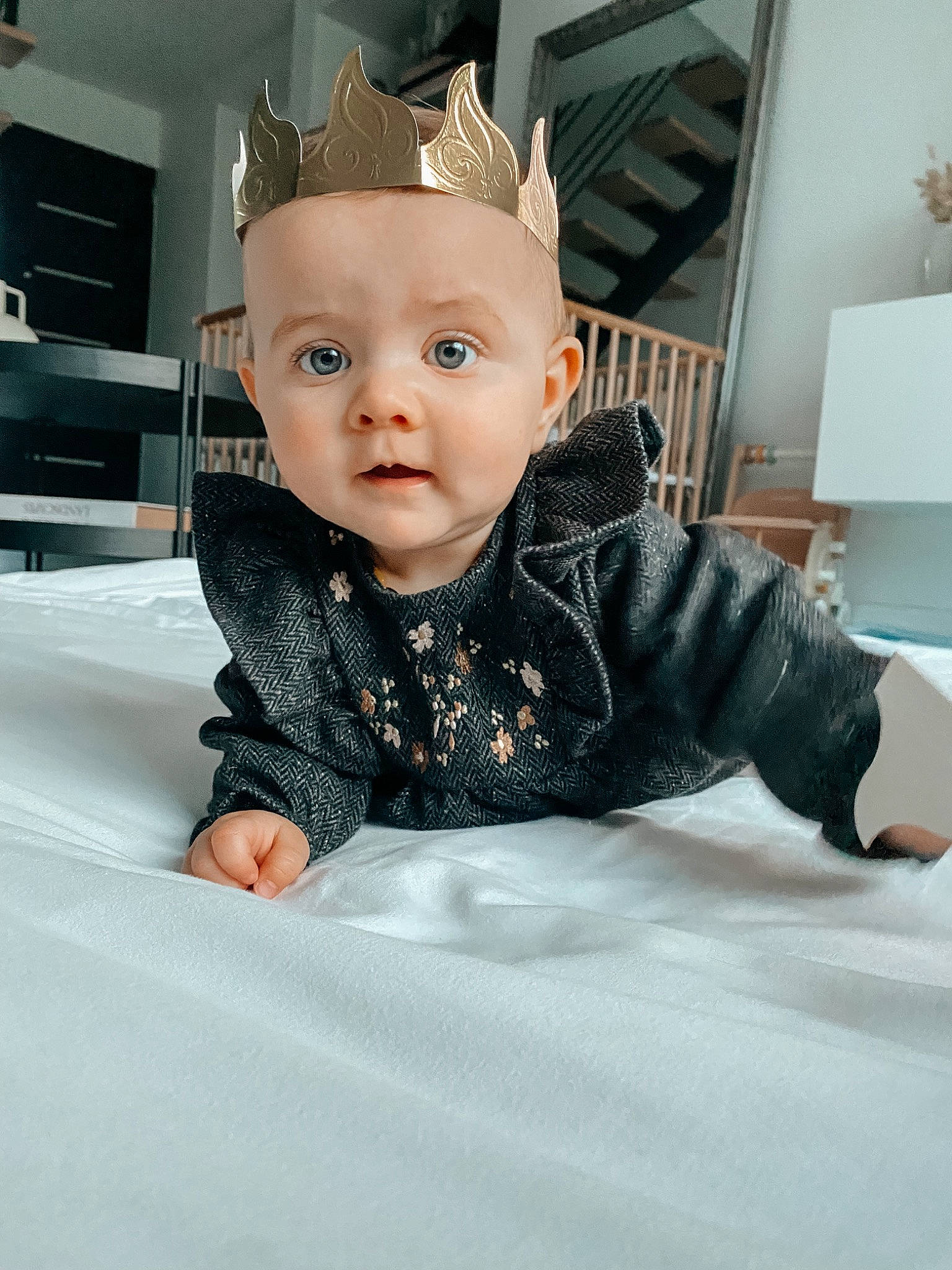 Ambre a rejoint le concours — aidez-le/la à gagner de superbes lots ! baby, baby_toddler_clothing, cheek, child, comfort, flash_photography, floor, flooring, fun, fur, happy, hardwood, human_body, lamp, person, portrait_photography, room, sitting, sleeve, toddler