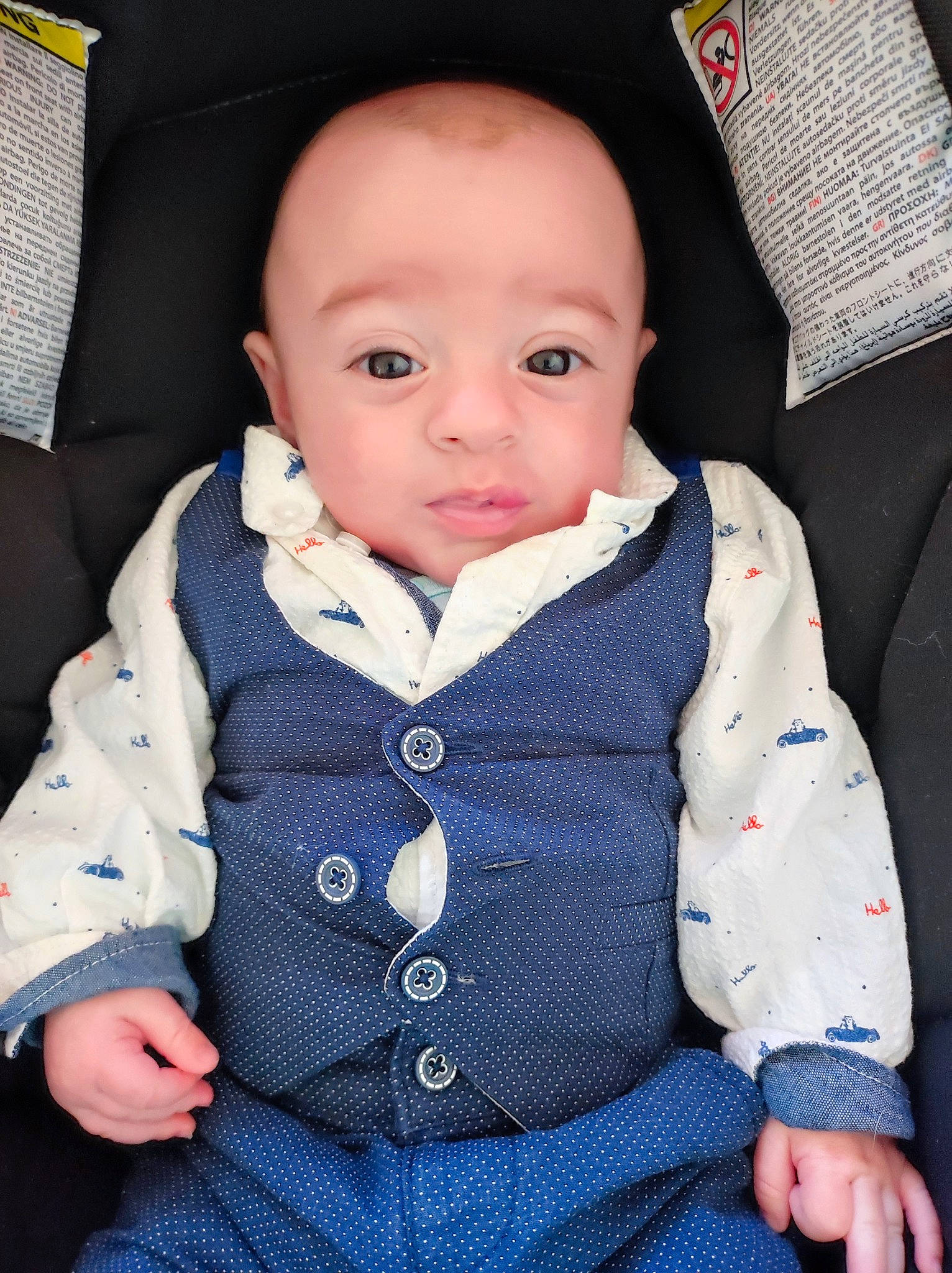 James participe au concours pour gagner de l'argent avec cette photo : baby, baby_products, baby_toddler_clothing, car_seat, cheek, child, collar, comfort, cool, electric_blue, eye, facial_expression, iris, outerwear, pattern, person, product, skin, sleeve, toddler