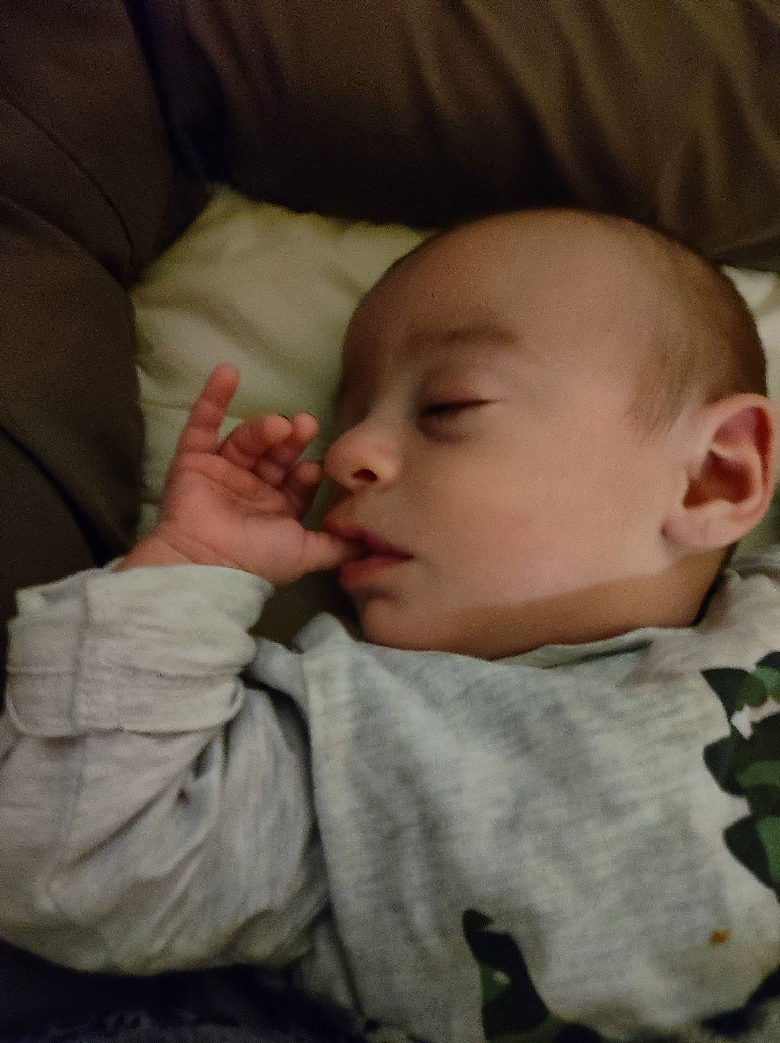 James a rejoint le concours — aidez-le/la à gagner de superbes lots ! baby, baby_toddler_clothing, cheek, child, chin, comfort, ear, eyebrow, eyelash, finger, gesture, hand, linens, lip, mouth, nose, person, skin, sleeve, toddler