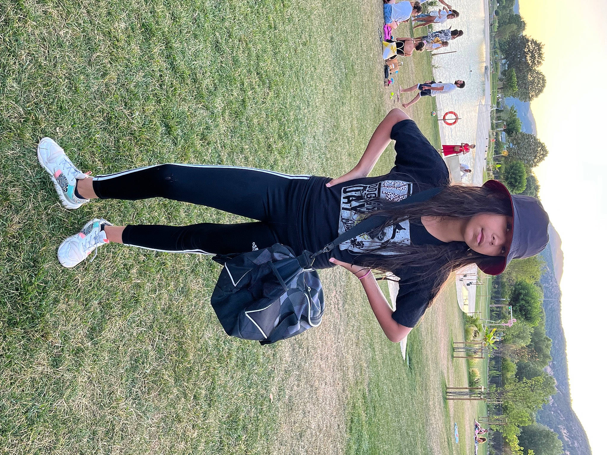 Maeva a rejoint le concours — aidez-le/la à gagner de superbes lots ! adventure, fun, grass, happy, headwear, knee, leisure, outdoor_shoe, people_in_nature, person, plant, recreation, sky, sports, sportswear, t_shirt, tree, walking_shoe