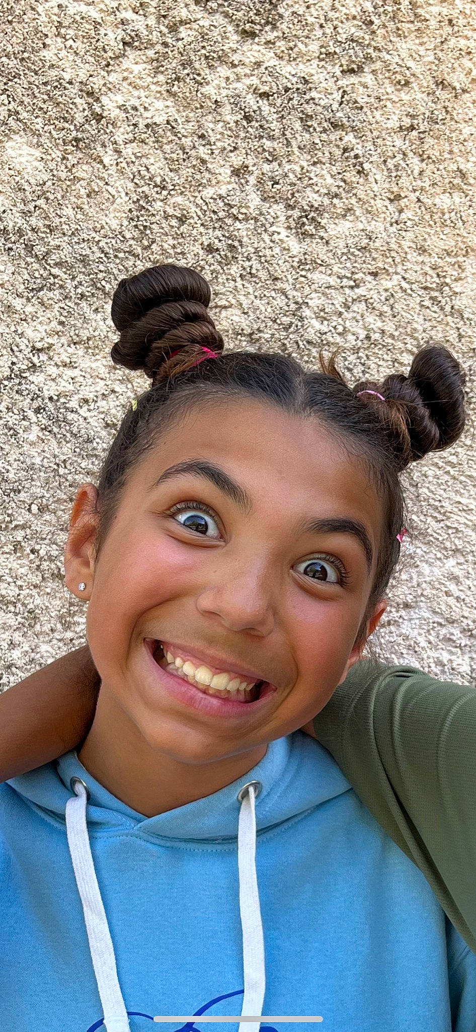 Maeva a rejoint le concours — aidez-le/la à gagner de superbes lots ! black_hair, chin, earrings, eyebrow, eyelash, face, forehead, happy, jaw, joy, leisure, lip, mouth, neck, nose, organ, person, photograph, plant, skin