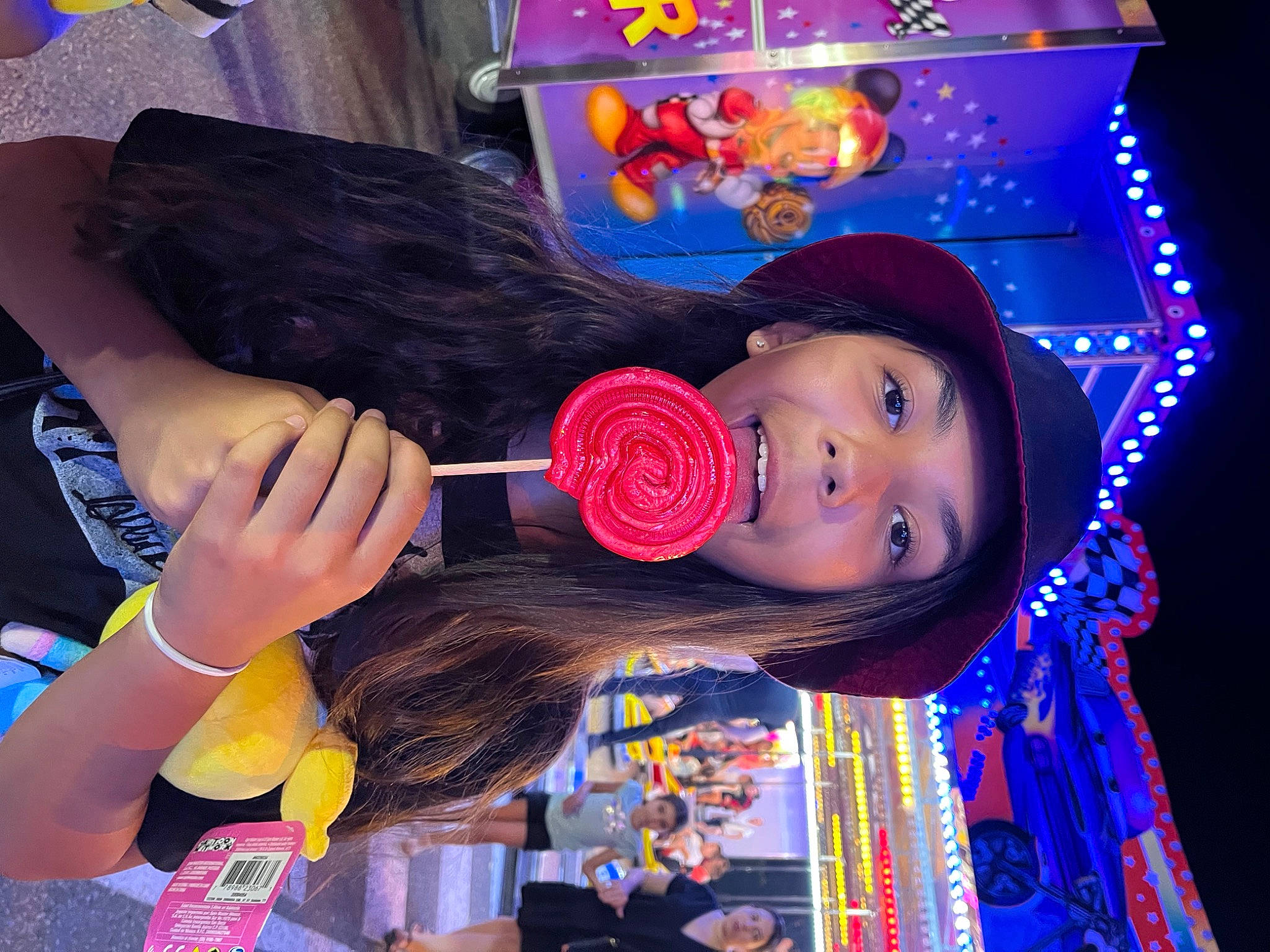 Maeva a rejoint le concours — aidez-le/la à gagner de superbes lots ! child, costume, electric_blue, entertainment, event, fashion_accessory, fun, hair_coloring, happy, leisure, magenta, nail, party_supply, person, toddler, wrist