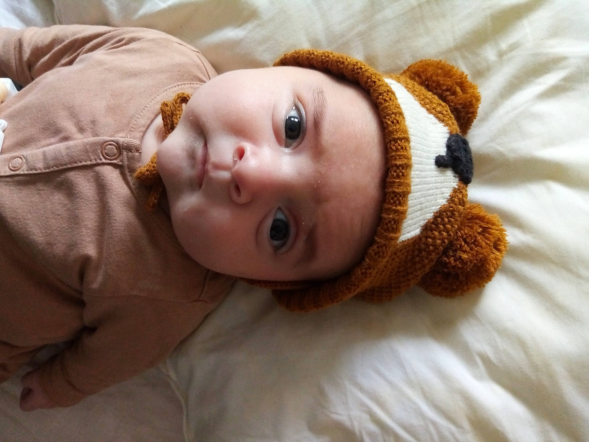 émilien a rejoint le concours — aidez-le/la à gagner de superbes lots ! baby, cheek, comfort, eye, eyelash, face, fawn, fur_clothing, hair, happy, hat, headwear, human_body, iris, lip, nose, outerwear, person, sleeve, smile
