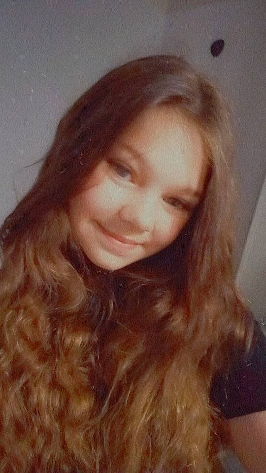 Gaëtane participe au concours pour gagner de l'argent avec cette photo : bangs, brown, cheek, chin, ear, eyebrow, eyelash, forehead, gesture, hair, happy, iris, jaw, joy, layered_hair, lip, mouth, neck, nose, person