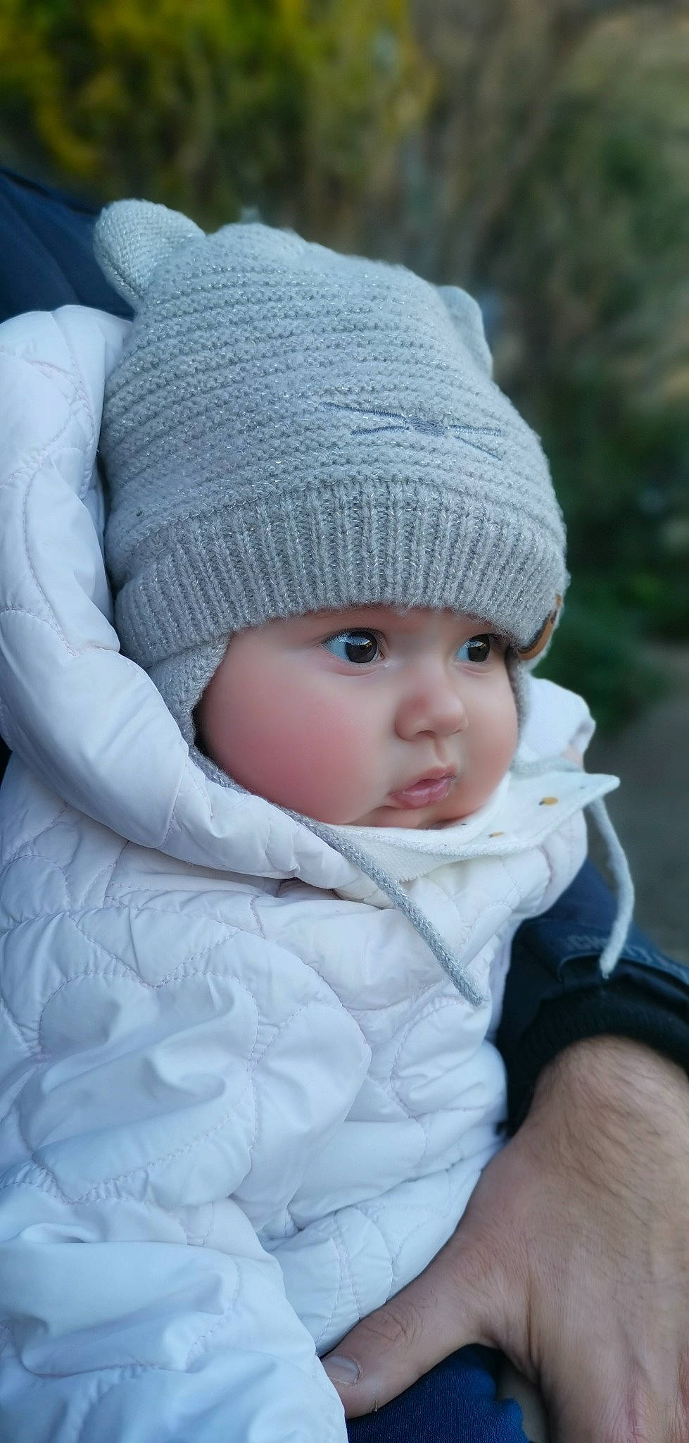 Ambre participe au concours pour gagner de l'argent avec cette photo : baby, baby_toddler_clothing, beanie, bonnet, cheek, child, comfort, fur, headgear, headwear, hood, knit_cap, knitting, lip, person, skin, toddler, wool, woolen