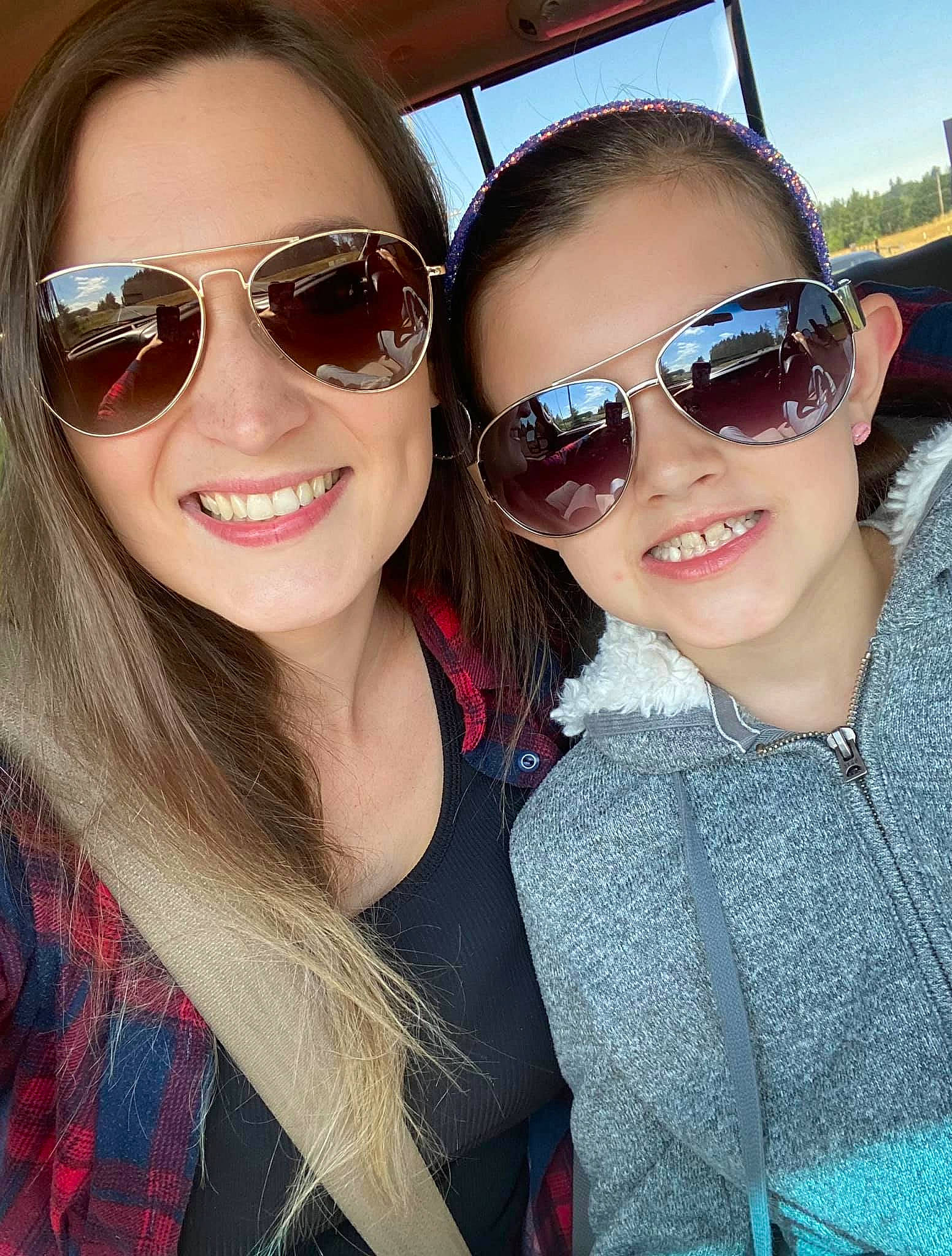 Hannah is registered to the contest to win money with this photo: chin, clothing, cool, eyewear, face, glasses, goggles, hair, hairstyle, happy, interaction, joy, leisure, lip, outerwear, person, skin, smile, sunglasses, travel