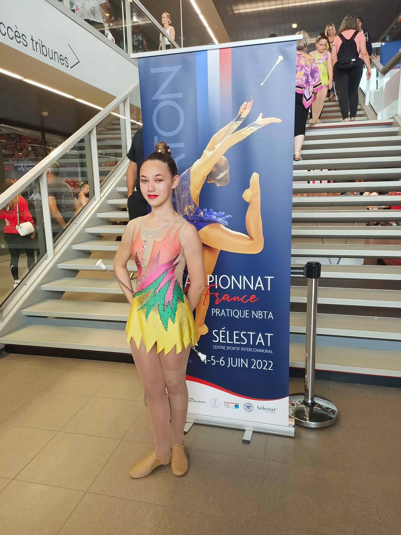 Alyssia participe au concours pour gagner de l'argent avec cette photo : advertising, banner, barefoot, blurred, electric_blue, event, fashion_design, flooring, fun, high_heels, human_leg, joy, logo, person, retail, sandal, smile, stairs, swimwear, thigh