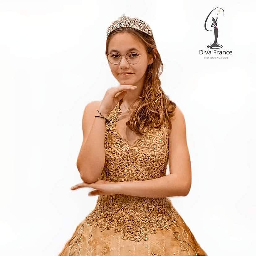 Alyssia a rejoint le concours — aidez-le/la à gagner de superbes lots ! abdomen, blond, brown_hair, day_dress, event, fashion_design, fashion_model, flash_photography, formal_wear, gesture, gown, happy, jewellery, joy, long_hair, one_piece_garment, people_in_nature, person, sleeve, thigh