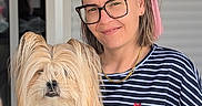 Mochi a rejoint le concours — aidez-le/la à gagner de superbes lots ! woman, dog, pet, portrait, smile, glasses, braided_hair, pink_hair, striped_shirt, watch, necklace, indoors, chair, long_hair, fluffy_dog, affection, holding, happy, casual, closeup