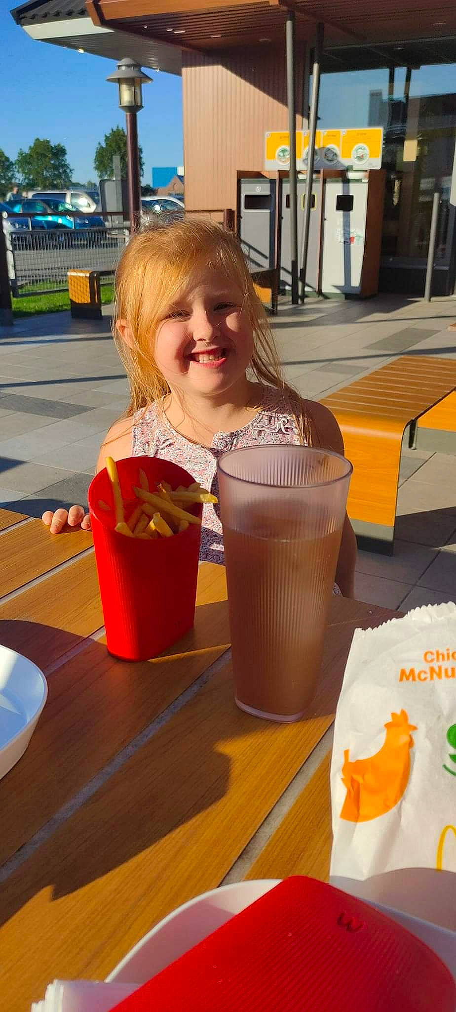 Juline participe au concours pour gagner de l'argent avec cette photo : blond, bucket, child, dessert, drink, flooring, fun, household_supply, ingredient, joy, leisure, person, plastic, play, recreation, shorts, smile, sweetness, table, tableware