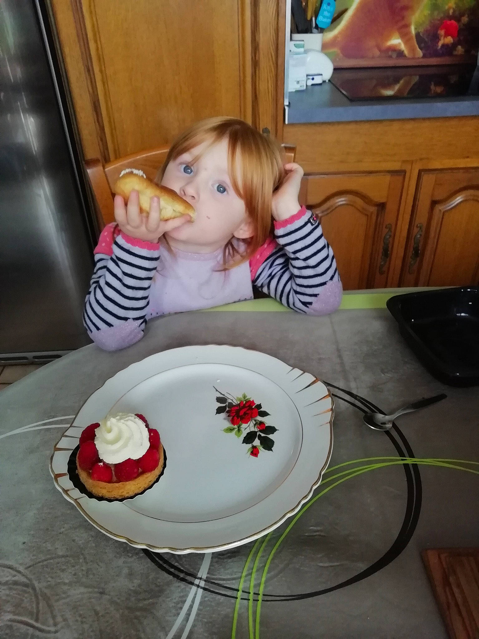 Juline participe au concours pour gagner de l'argent avec cette photo : birthday_cake, cake_decorating, chair, cooking, cuisine, dishware, event, flooring, food, home_appliance, icing, ingredient, kitchen_appliance, person, plate, serveware, sugar_cake, sweetness, table, tableware