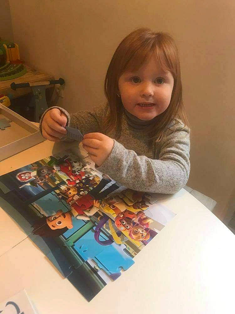 Juline participe au concours pour gagner de l'argent avec cette photo : audio_equipment, child, circuit_component, computer_hardware, electronic_component, electronic_engineering, engineering, finger, fun, gadget, hand, indoor_games_and_sports, passive_circuit_component, person, play, sharing, smile, table, tabletop_game, toddler