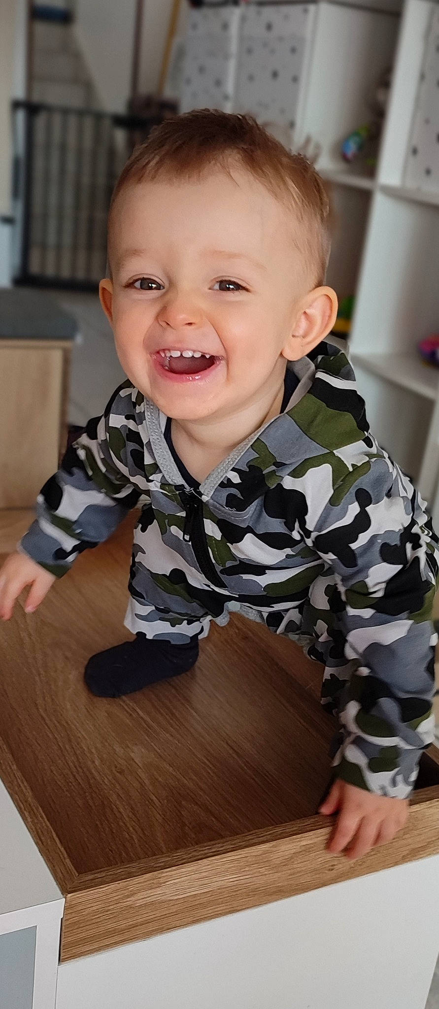 Nolan a rejoint le concours — aidez-le/la à gagner de superbes lots ! baby, baby_toddler_clothing, cheek, child, comfort, facial_expression, finger, floor, flooring, happy, iris, joy, nose, outerwear, person, skin, sleeve, smile, standing, t_shirt