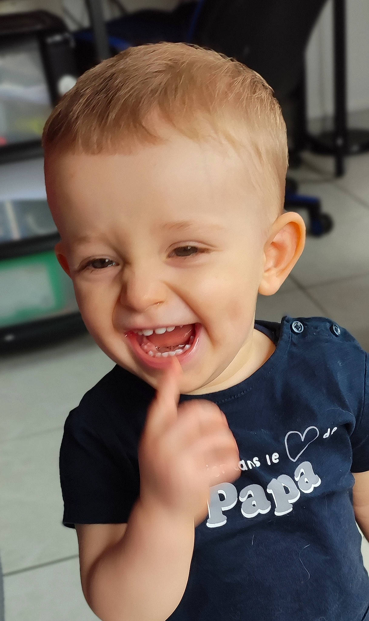 Nolan a rejoint le concours — aidez-le/la à gagner de superbes lots ! arm, baby_toddler_clothing, cheek, eyebrow, eyelash, facial_expression, finger, flash_photography, fun, gesture, happy, iris, joy, mouth, nose, person, skin, sleeve, smile, t_shirt