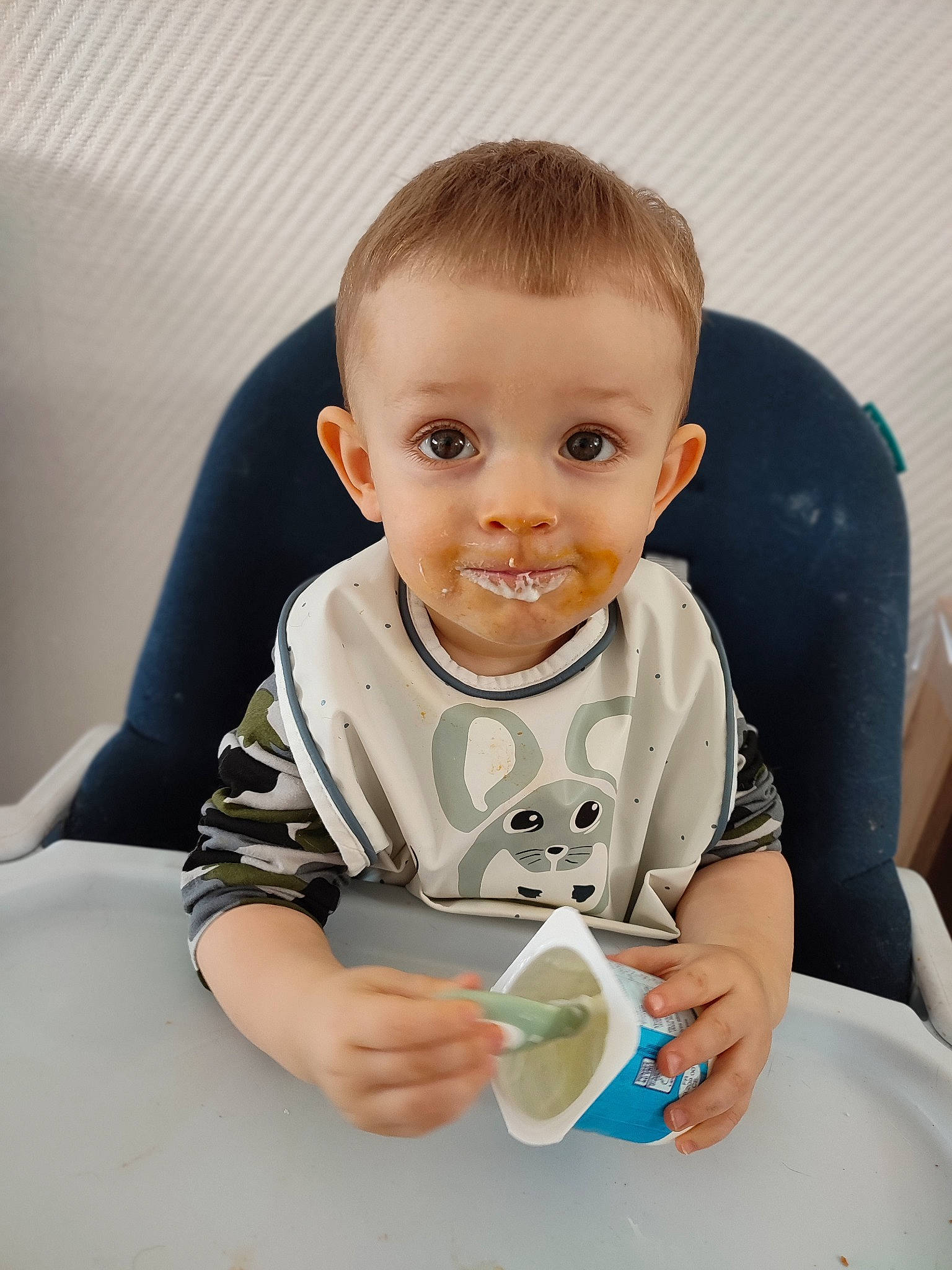 Nolan a rejoint le concours — aidez-le/la à gagner de superbes lots ! arm, baby, baby_toddler_clothing, chair, cheek, child, chin, dress, drinkware, finger, hand, happy, person, serveware, skin, sleeve, smile, t_shirt, table, tableware