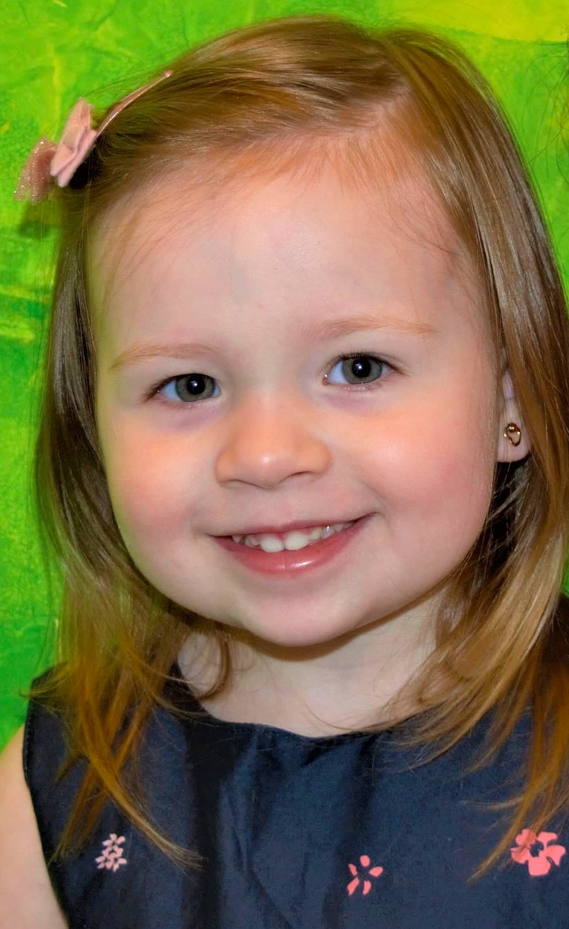 Théa participe au concours pour gagner de l'argent avec cette photo : cheek, chin, cool, eye, eyebrow, eyelash, flash_photography, forehead, fun, grass, green, happy, iris, joy, lip, neck, nose, person, skin, smile