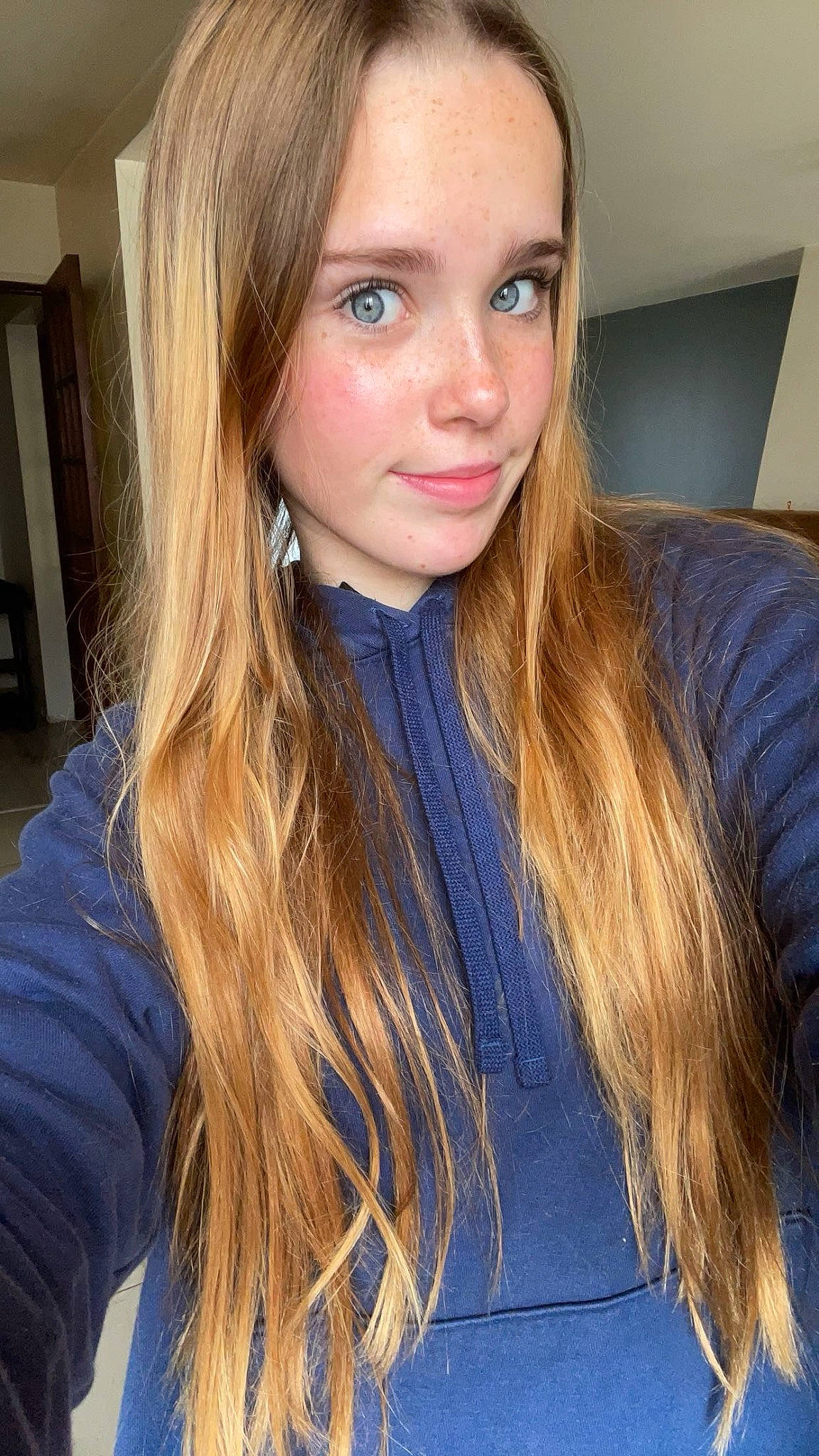 Abygaelle a rejoint le concours — aidez-le/la à gagner de superbes lots ! beauty, blazer, blond, brown_hair, chin, electric_blue, eyebrow, eyelash, fashion, hairstyle, iris, jaw, layered_hair, lip, long_hair, makeover, person, shelf, skin, sleeve