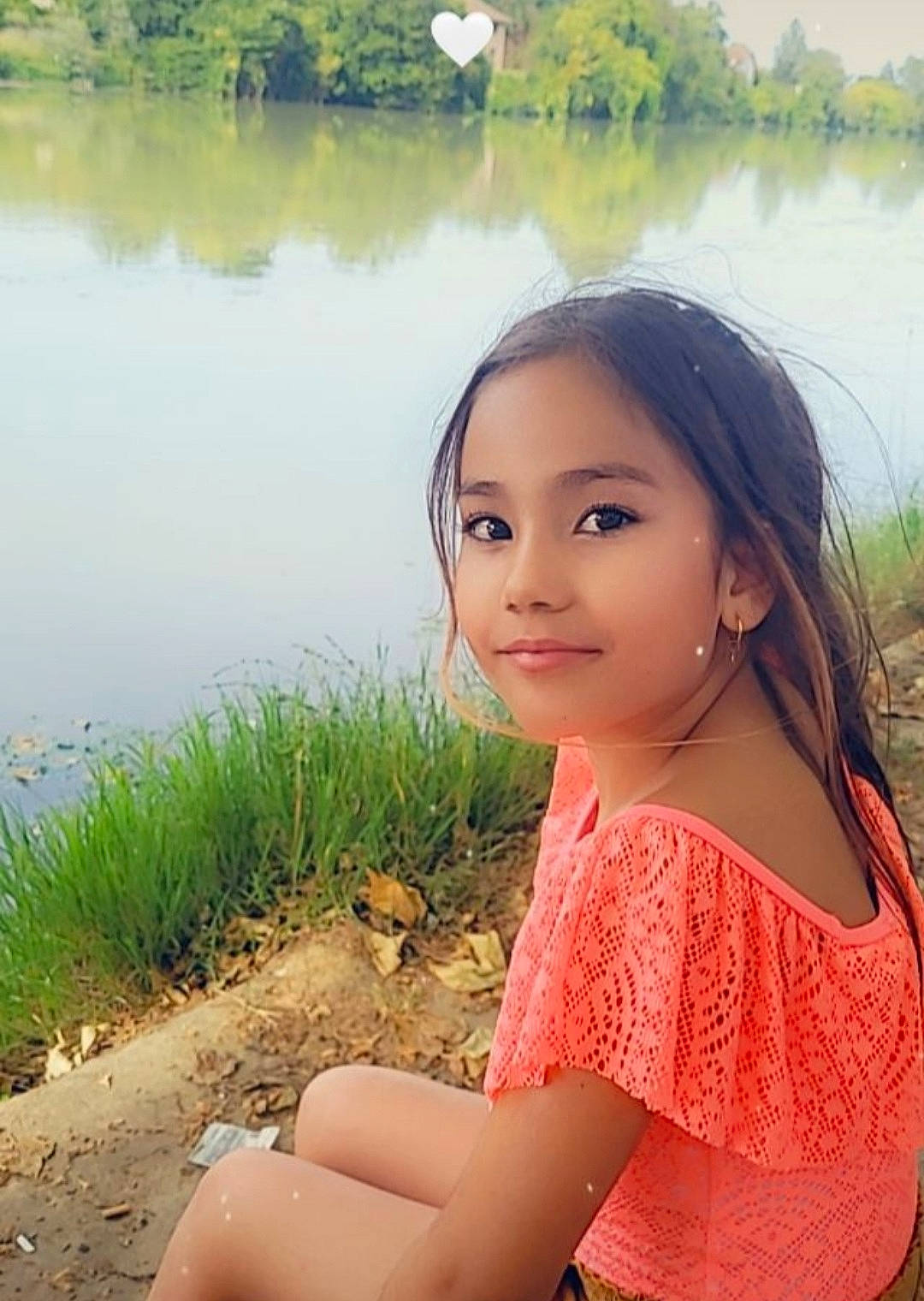 Lunna participe au concours pour gagner de l'argent avec cette photo : black_hair, botany, flash_photography, grass, grass_family, green, happy, joy, lake, leisure, lip, nature, people_in_nature, person, photograph, plant, skin, smile, summer, thigh