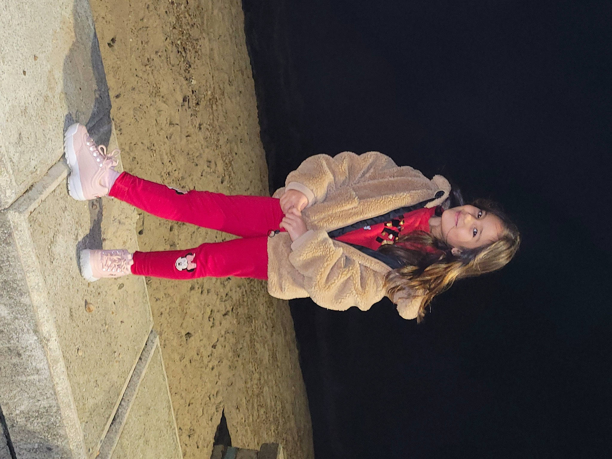 Lunna a rejoint le concours — aidez-le/la à gagner de superbes lots ! boot, carmine, concrete, event, flash_photography, flooring, fun, human_leg, joy, person, shadow, thigh, tints_and_shades, walking_shoe, wood