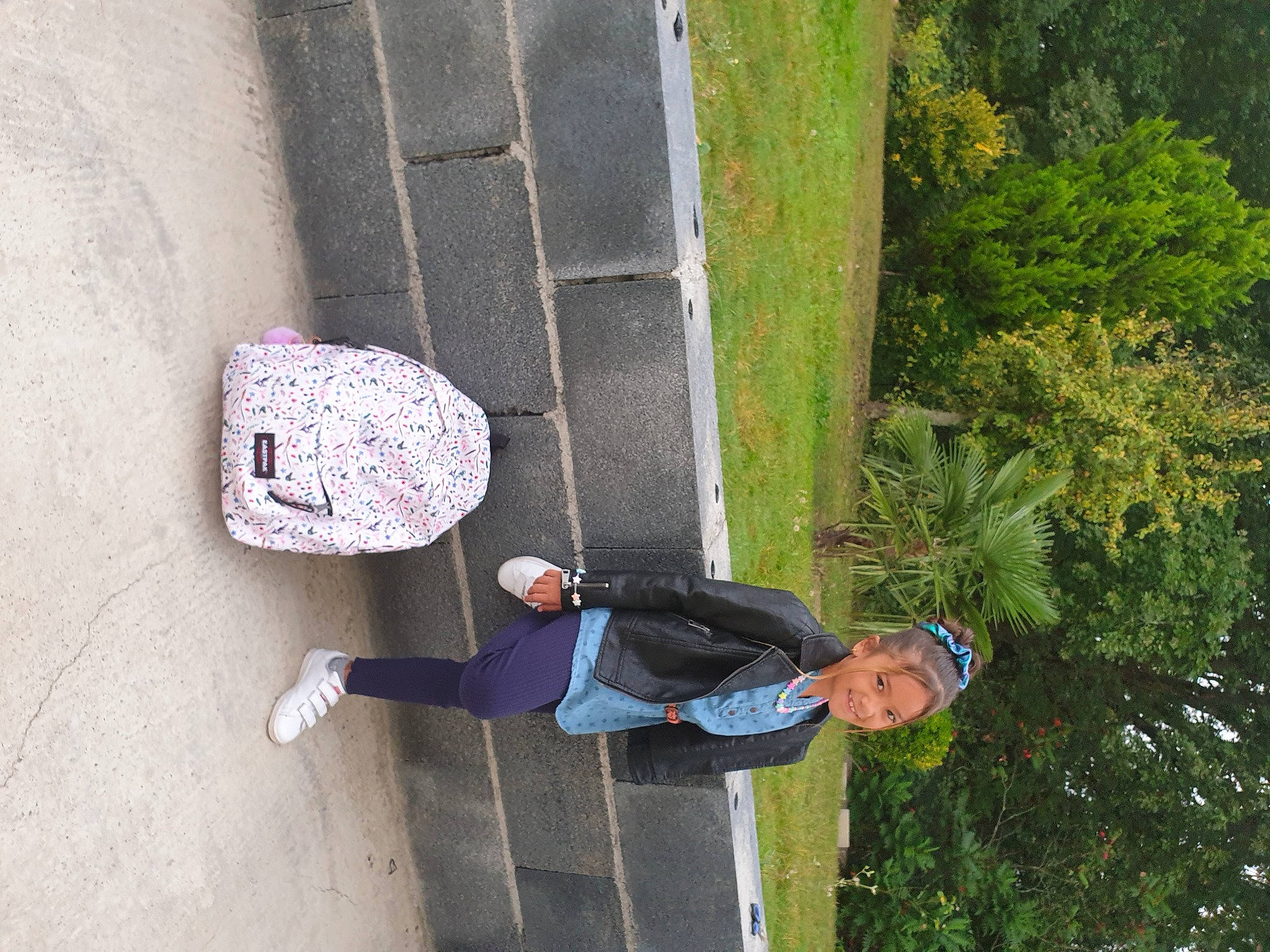 Lunna a rejoint le concours — aidez-le/la à gagner de superbes lots ! adventure, asphalt, cement, concrete, grass, joy, leisure, person, plant, recreation, road_surface, shrub, tree, walking_shoe