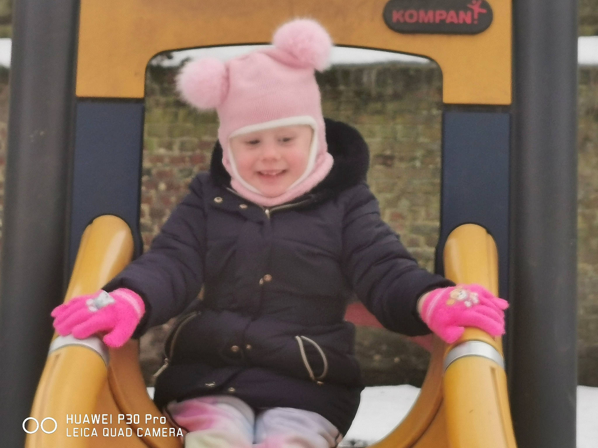 Ambre participe au concours pour gagner de l'argent avec cette photo : baby, baby_toddler_clothing, chair, child, event, fun, happy, headwear, human_body, joy, lap, leisure, magenta, person, personal_protective_equipment, pink, play, playground, recreation, sitting