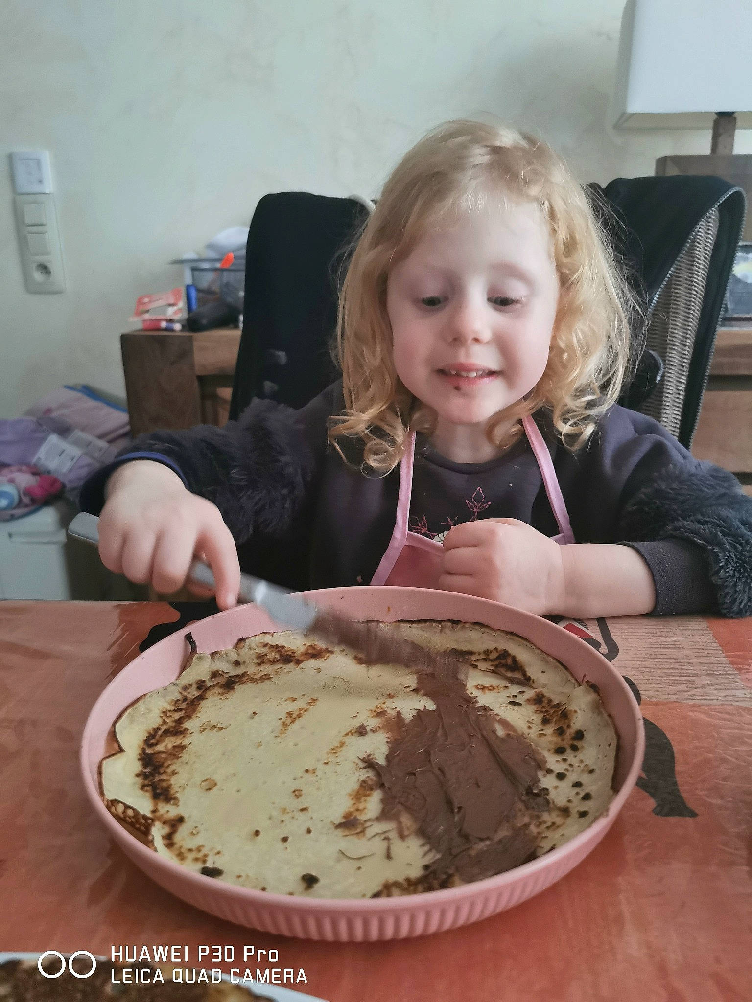 Ambre participe au concours pour gagner de l'argent avec cette photo : baked_goods, baking, buttercream, chair, comfort_food, cream, cuisine, dessert, dish, food, fork, ingredient, kitchen_utensil, person, plate, recipe, spoon, sweetness, table, tableware