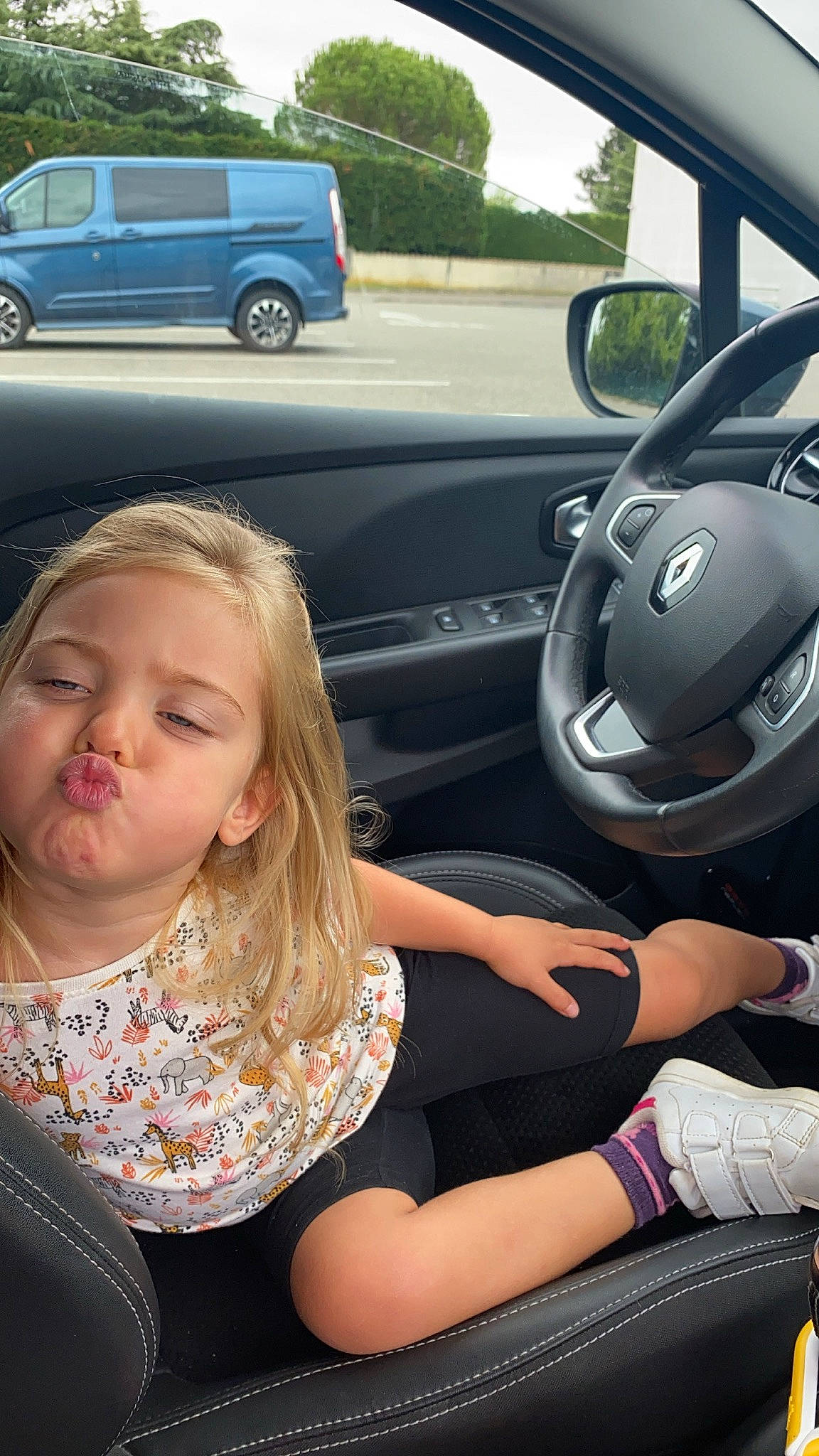 Shaïna participe au concours pour gagner de l'argent avec cette photo : auto_part, automotive_design, automotive_exterior, automotive_tire, automotive_wheel_system, car, car_seat, car_seat_cover, land_vehicle, mode_of_transport, motor_vehicle, person, personal_luxury_car, plant, sport_utility_vehicle, steering_part, steering_wheel, tire, vehicle, vehicle_door