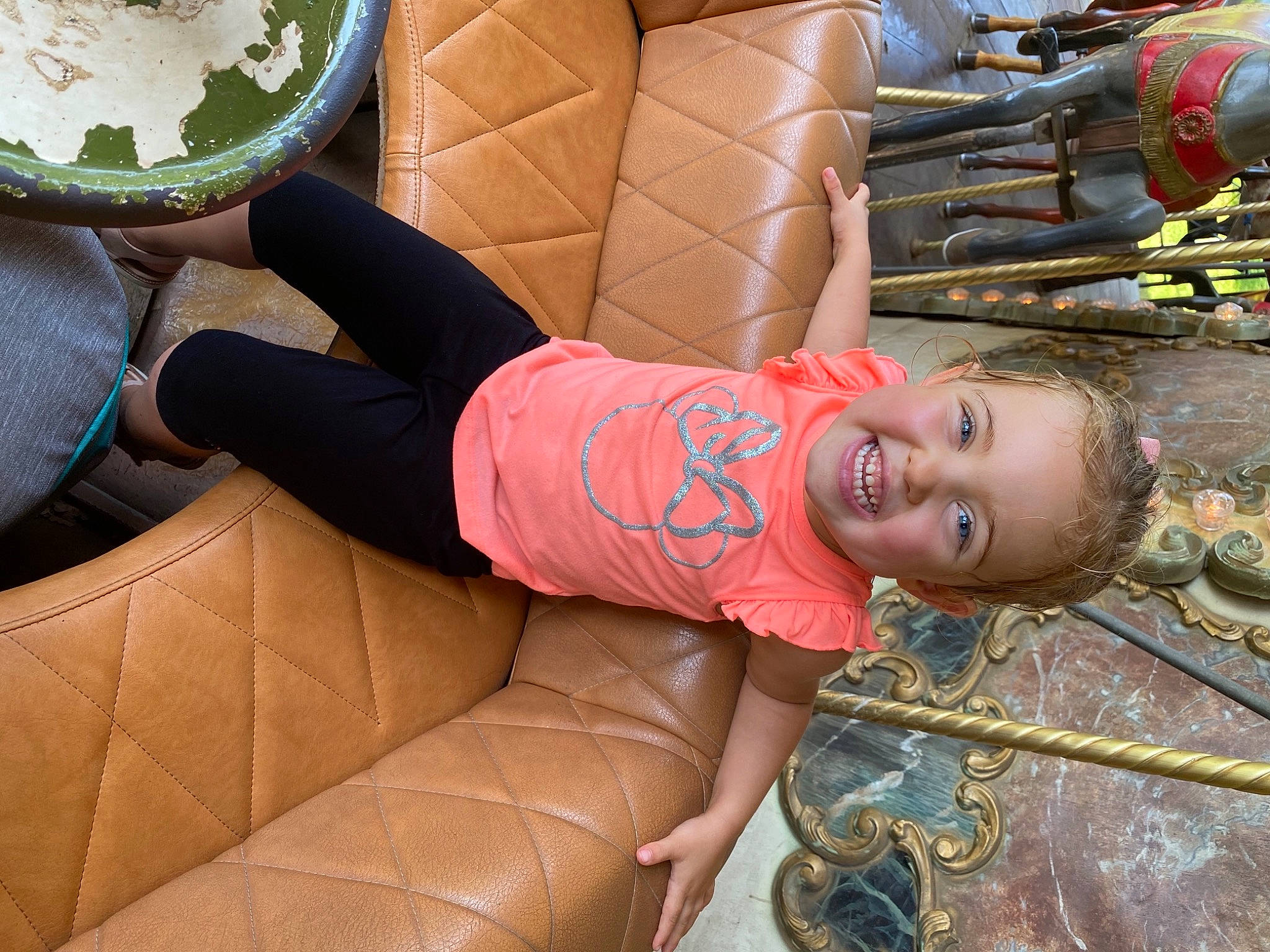 Shaïna participe au concours pour gagner de l'argent avec cette photo : child, comfort, couch, flesh, flooring, fun, green, happy, human_leg, joy, knee, leisure, pattern, person, room, shorts, sitting, smile, t_shirt, textile