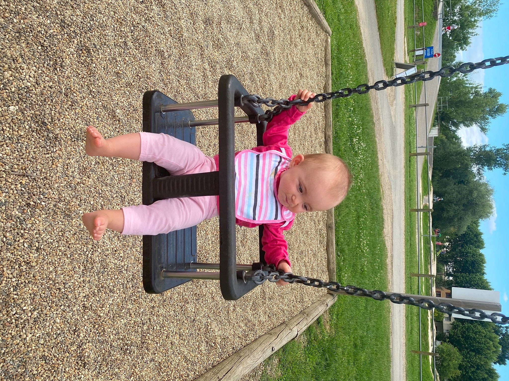 Nelya a rejoint le concours — aidez-le/la à gagner de superbes lots ! baby, baby_toddler_clothing, child, city, fun, grass, happy, leisure, magenta, nature, people_in_nature, person, plant, play, recreation, shadow, sky, toddler, tree, walking_shoe