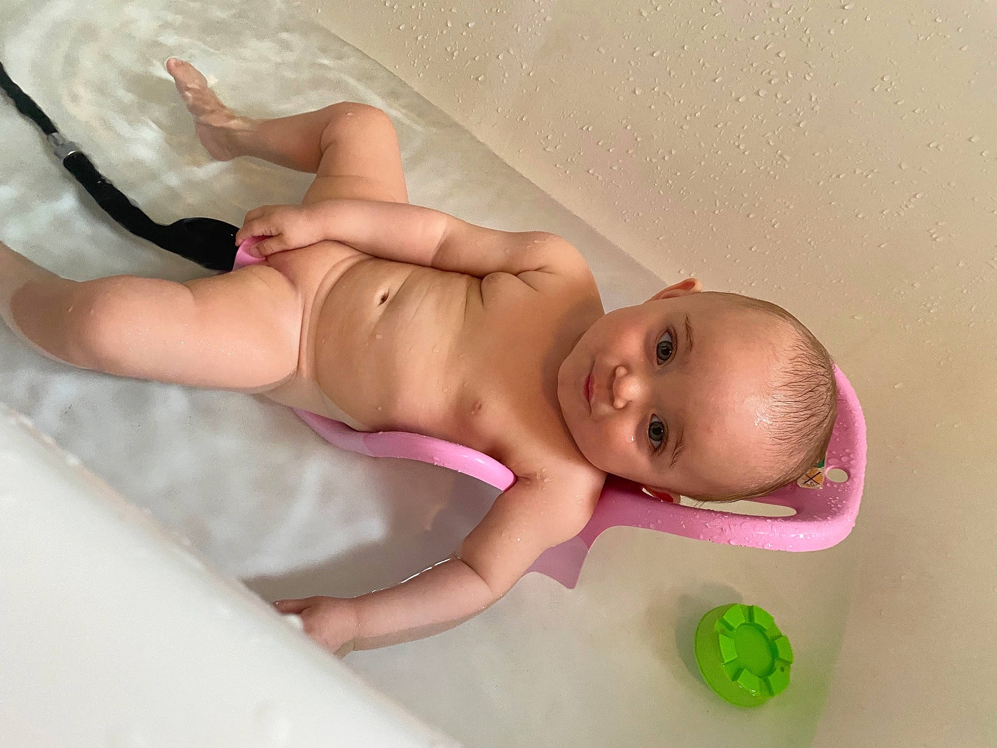 Nelya participe au concours pour gagner de l'argent avec cette photo : abdomen, arm, baby, baby_toddler_clothing, bed, chest, child, comfort, diaper, eye, finger, head, human_leg, infant_bed, mouth, person, pink, skin, stomach, thigh