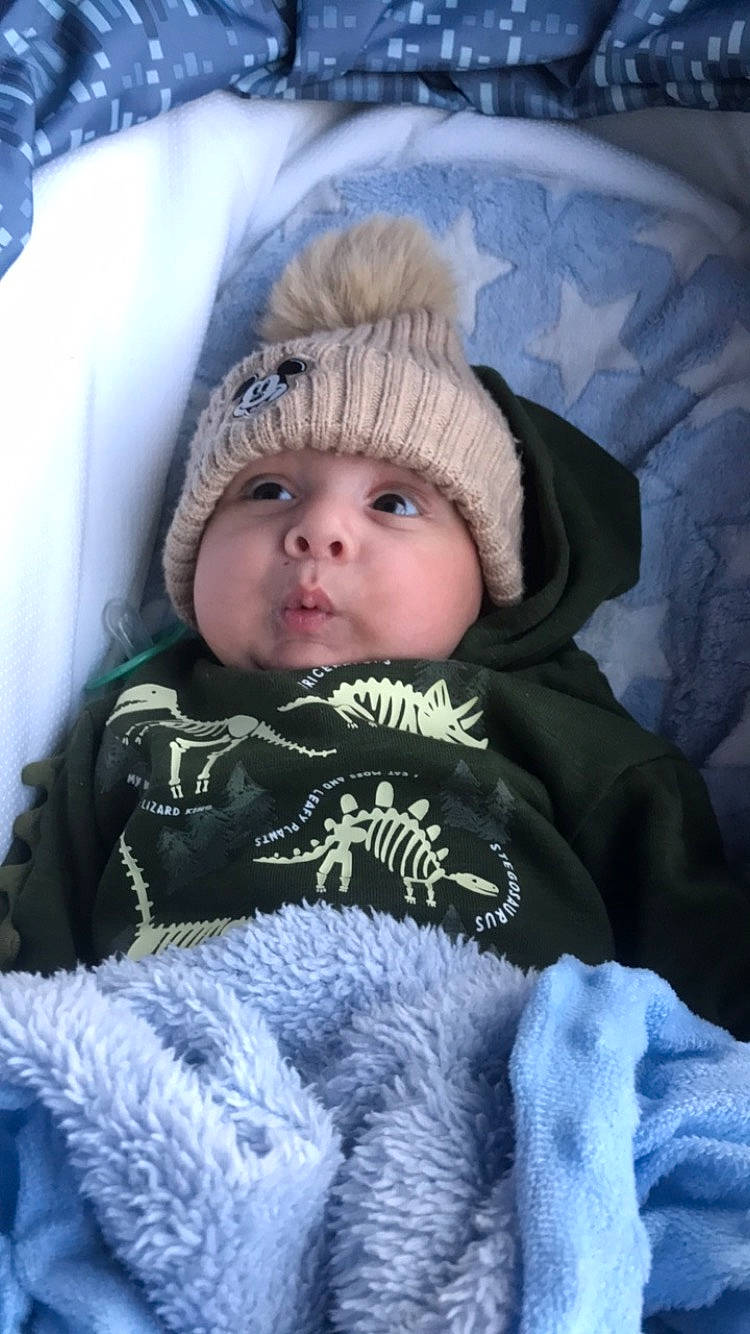Ismael participe au concours pour gagner de l'argent avec cette photo : baby, baby_toddler_clothing, beanie, cap, cheek, child, comfort, cool, eye, freezing, fur, headwear, iris, knit_cap, person, skin, textile, toddler, vertebrate, winter