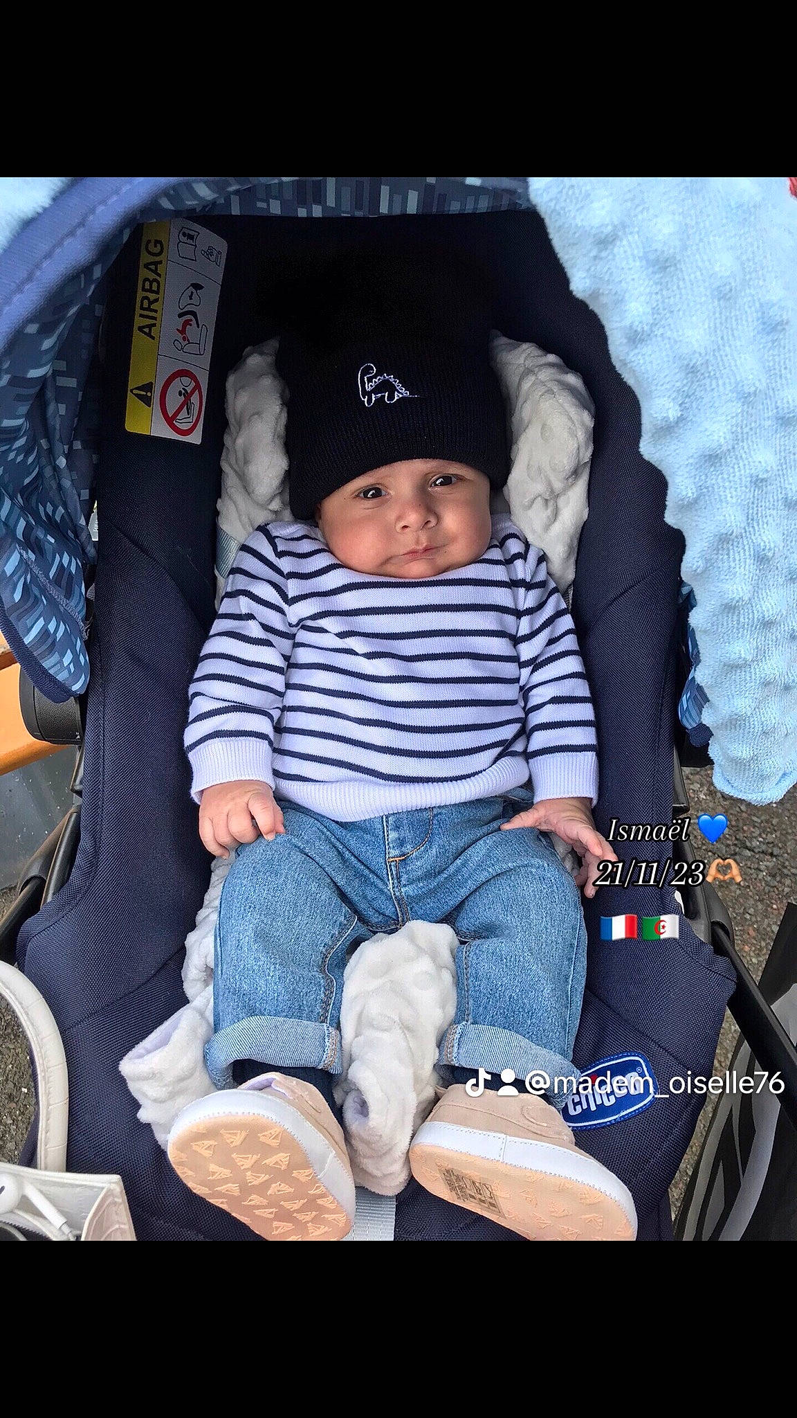 Ismael a rejoint le concours — aidez-le/la à gagner de superbes lots ! baby, baby_carriage, baby_products, baby_toddler_clothing, car_seat, child, comfort, cool, electric_blue, flash_photography, fun, headwear, human, lap, leisure, person, product, sitting, sleeve, textile