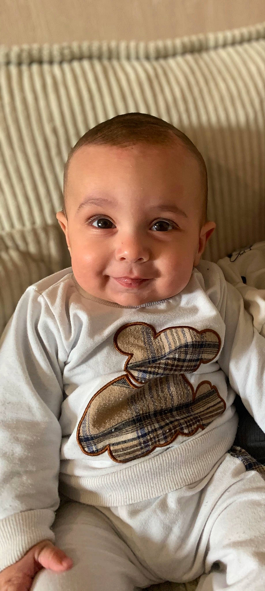 Ismael participe au concours pour gagner de l'argent avec cette photo : arthropod, baby, baby_products, baby_toddler_clothing, cheek, child, comfort, happy, insect, linens, nose, outdoor_shoe, pattern, person, sitting, skin, sleeve, smile, thumb, toddler