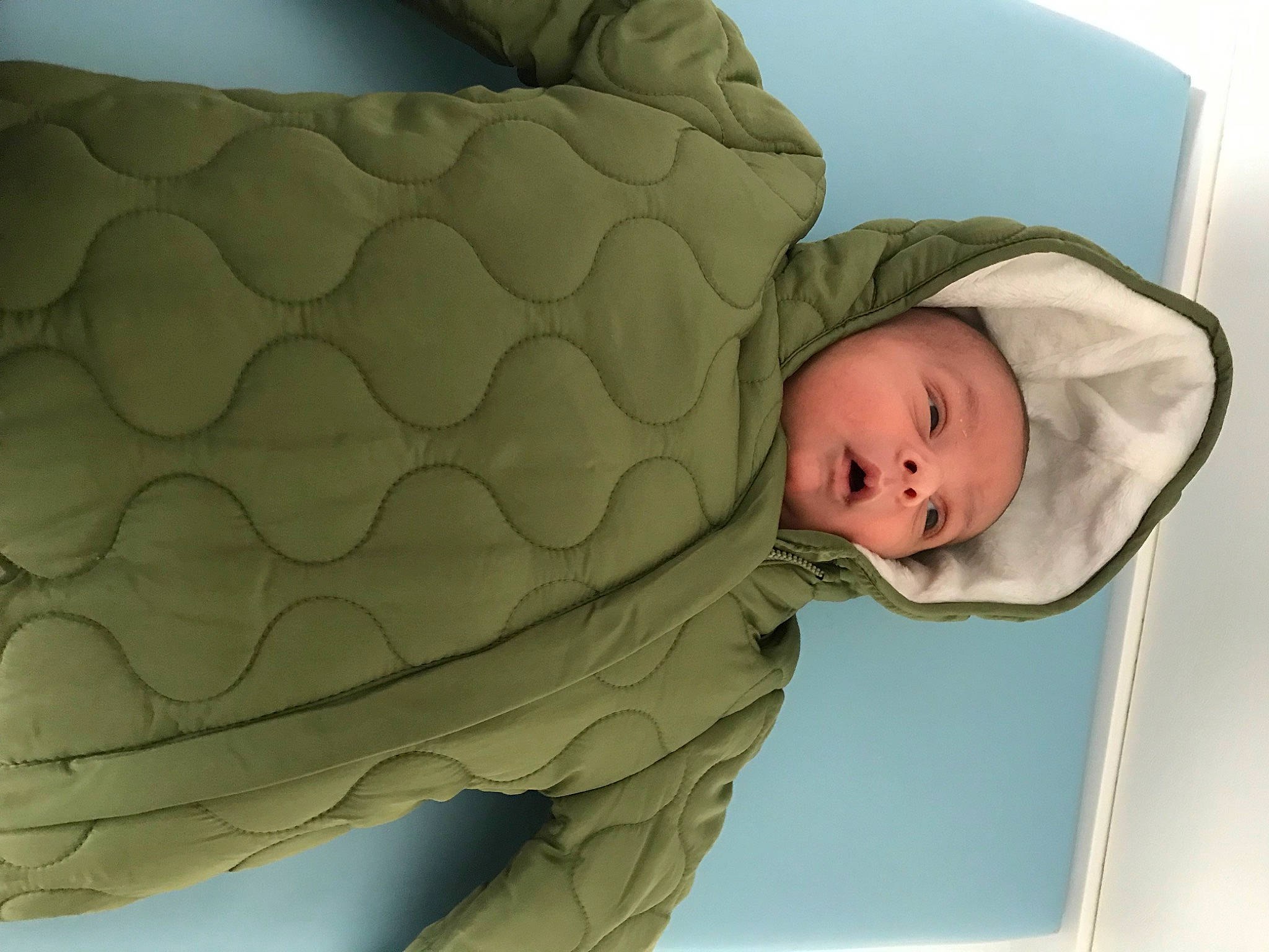 Ismaël a rejoint le concours — aidez-le/la à gagner de superbes lots ! baby, baby_safety, bed, bedding, comfort, couch, flooring, head, headwear, human_body, infant_bed, linens, mammal, nap, person, pillow, reptile, room, skin, textile
