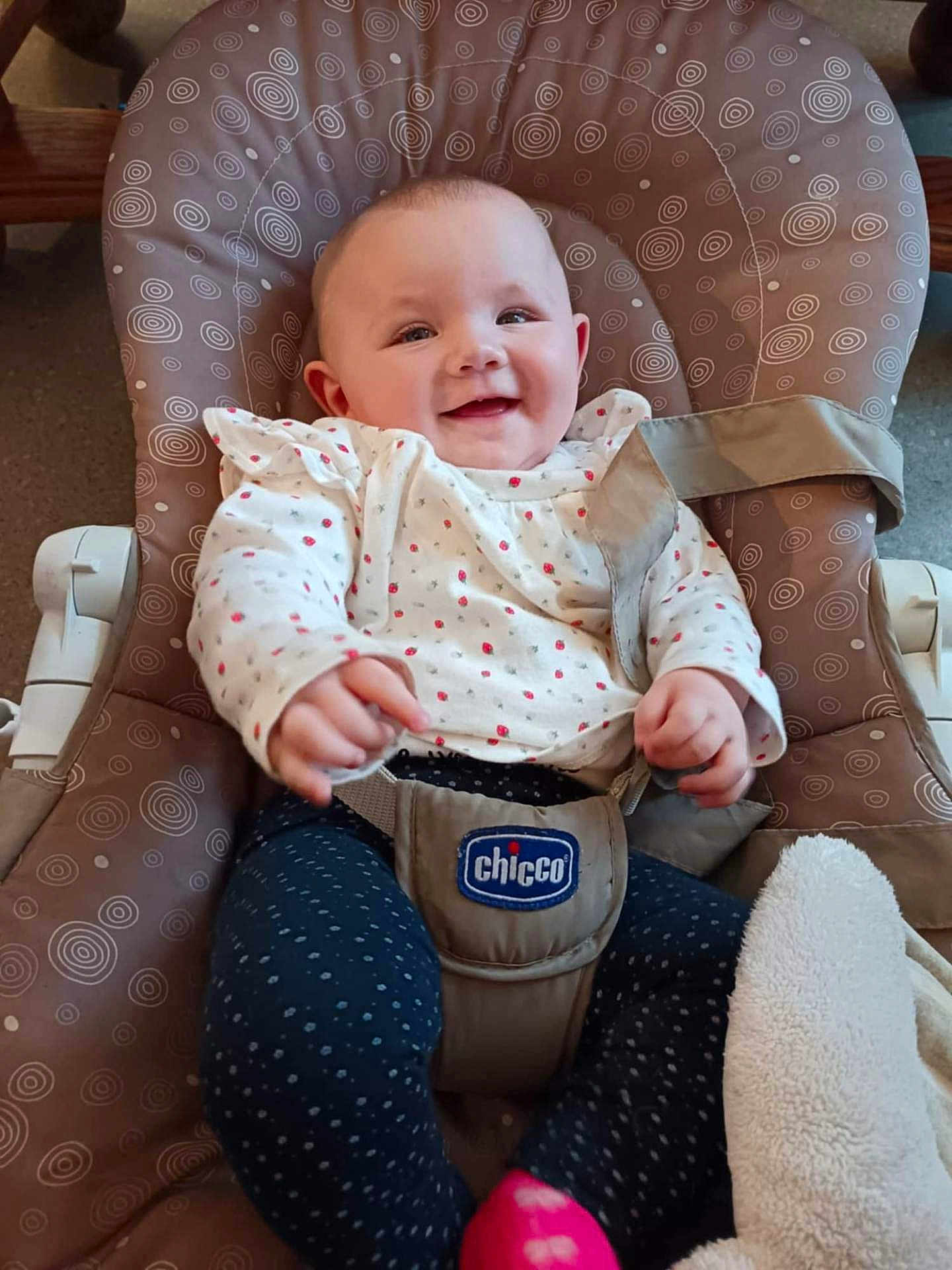 Bianca a rejoint le concours — aidez-le/la à gagner de superbes lots ! baby, baby_chair, blanket, child, clothing, cozy, cute, face, hands, happy, head, indoor, infant, patterned, person, pink_socks, polka_dots, seatbelt, sitting, smiling