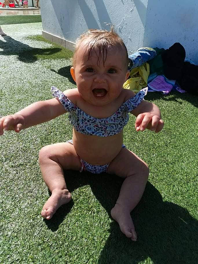 Abelle participe au concours pour gagner de l'argent avec cette photo : baby, baby_toddler_clothing, barefoot, finger, foot, fun, grass, groundcover, happy, human_leg, lawn, leaf, leg, leisure, people_in_nature, person, smile, summer, thigh, thumb