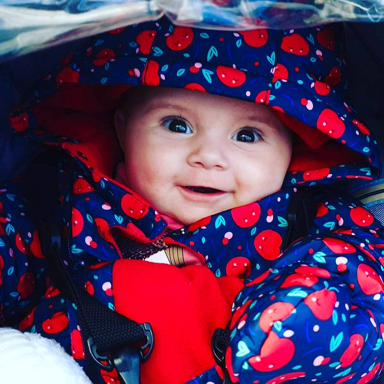 Abelle a rejoint le concours — aidez-le/la à gagner de superbes lots ! azure, baby_toddler_clothing, blue, cap, costume_hat, eye, face, facial_expression, happy, hat, headgear, headwear, human_body, iris, organ, outerwear, people_in_nature, person, product, sleeve