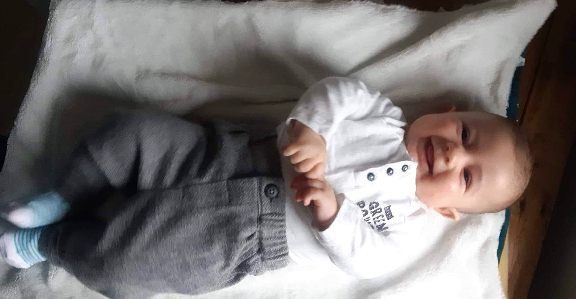 Sohan participe au concours pour gagner de l'argent avec cette photo : arm, baby, baby_toddler_clothing, cheek, child, comfort, elbow, eye, eyelash, finger, gesture, happy, head, linens, nose, person, skin, sleeve, smile, textile