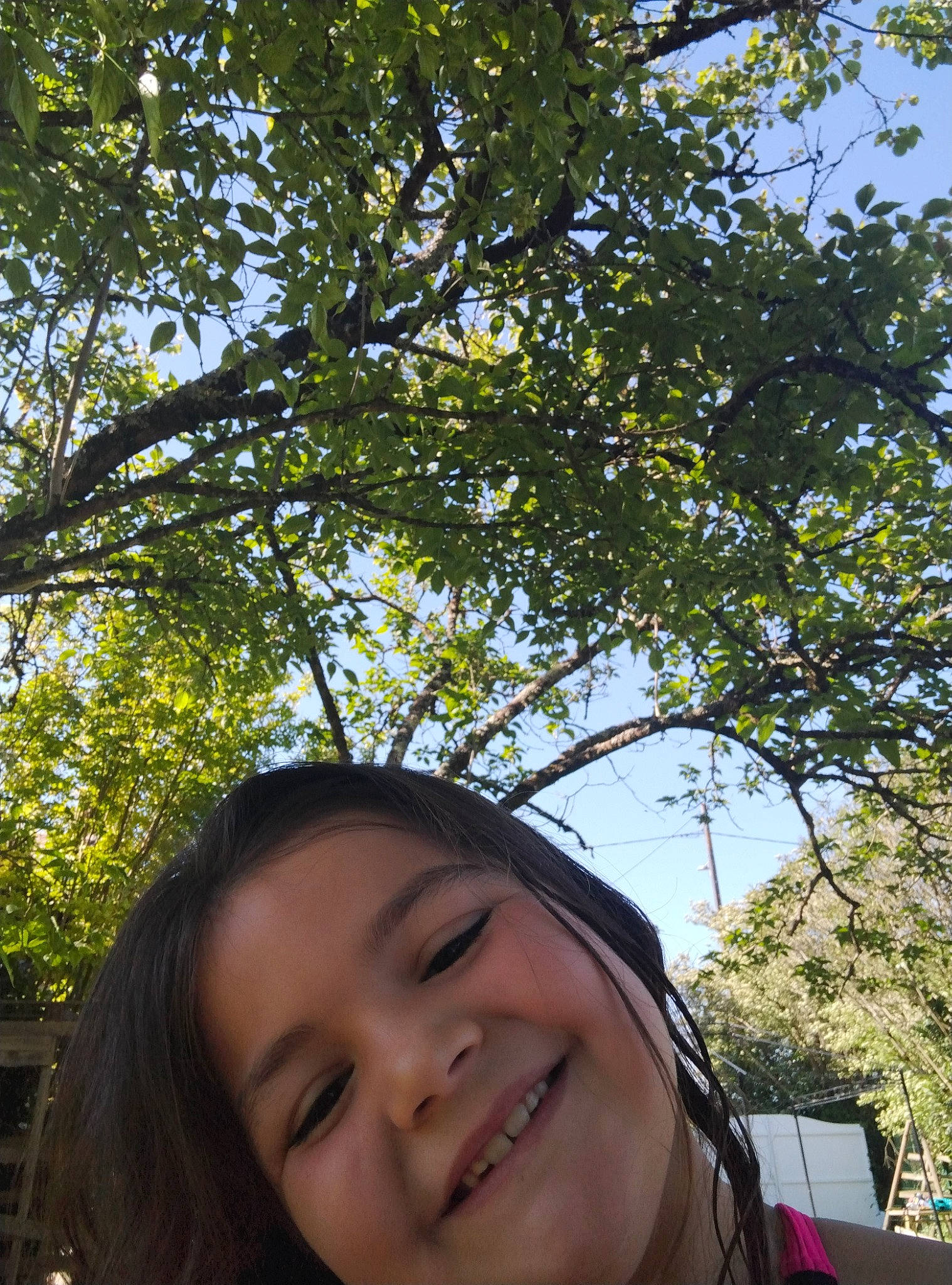 Shana a rejoint le concours — aidez-le/la à gagner de superbes lots ! branch, eyewear, grass, happy, joy, leaf, leisure, lip, long_hair, people_in_nature, person, plant, recreation, selfie, sky, smile, tints_and_shades, travel, tree, trunk