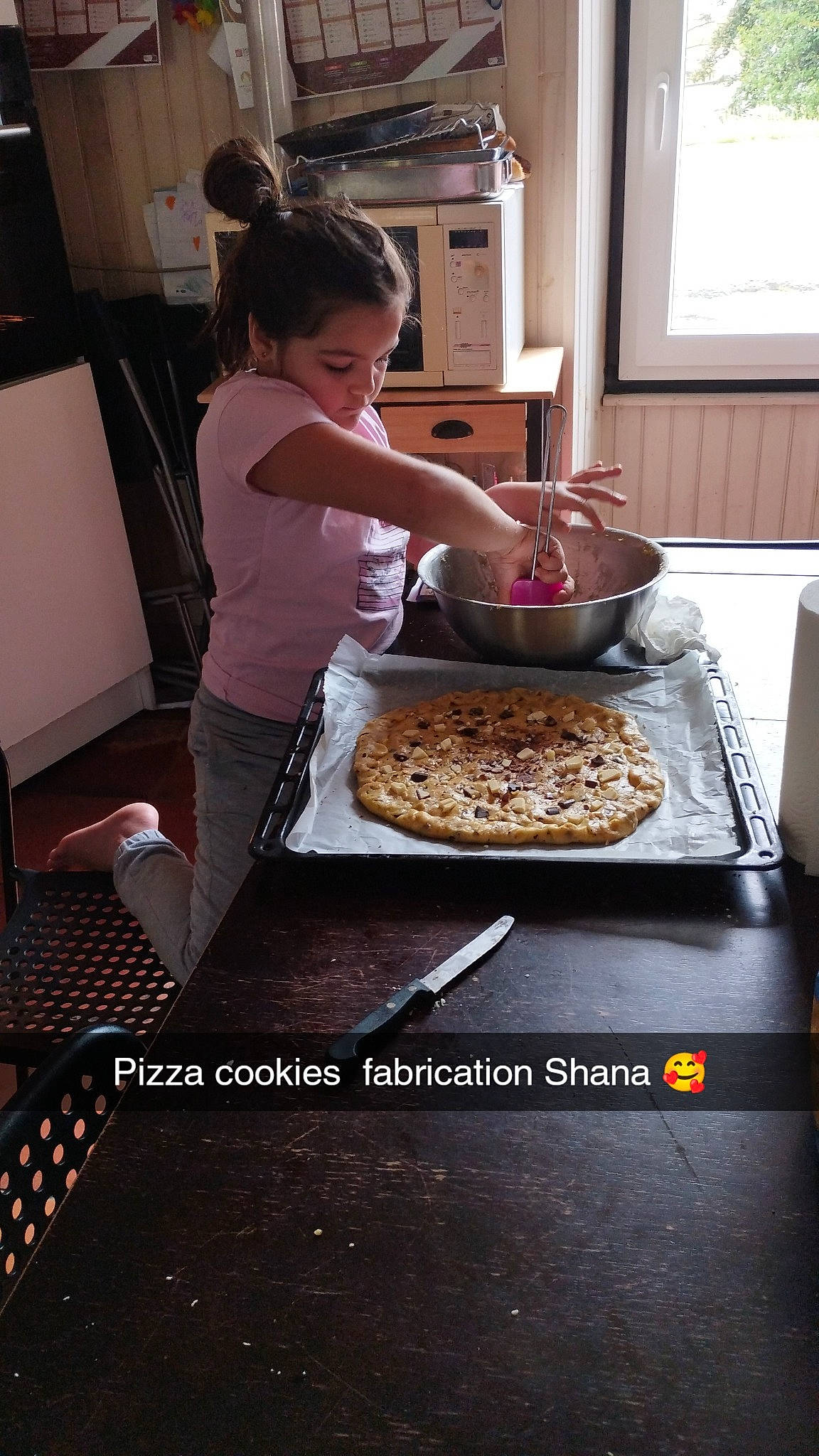Shana participe au concours pour gagner de l'argent avec cette photo : baking, comfort_food, cooking, cookware_and_bakeware, cuisine, dish, fast_food, flooring, food, frying_pan, gas_stove, homemaker, ingredient, kitchen, kitchen_appliance, person, plate, recipe, table, tableware