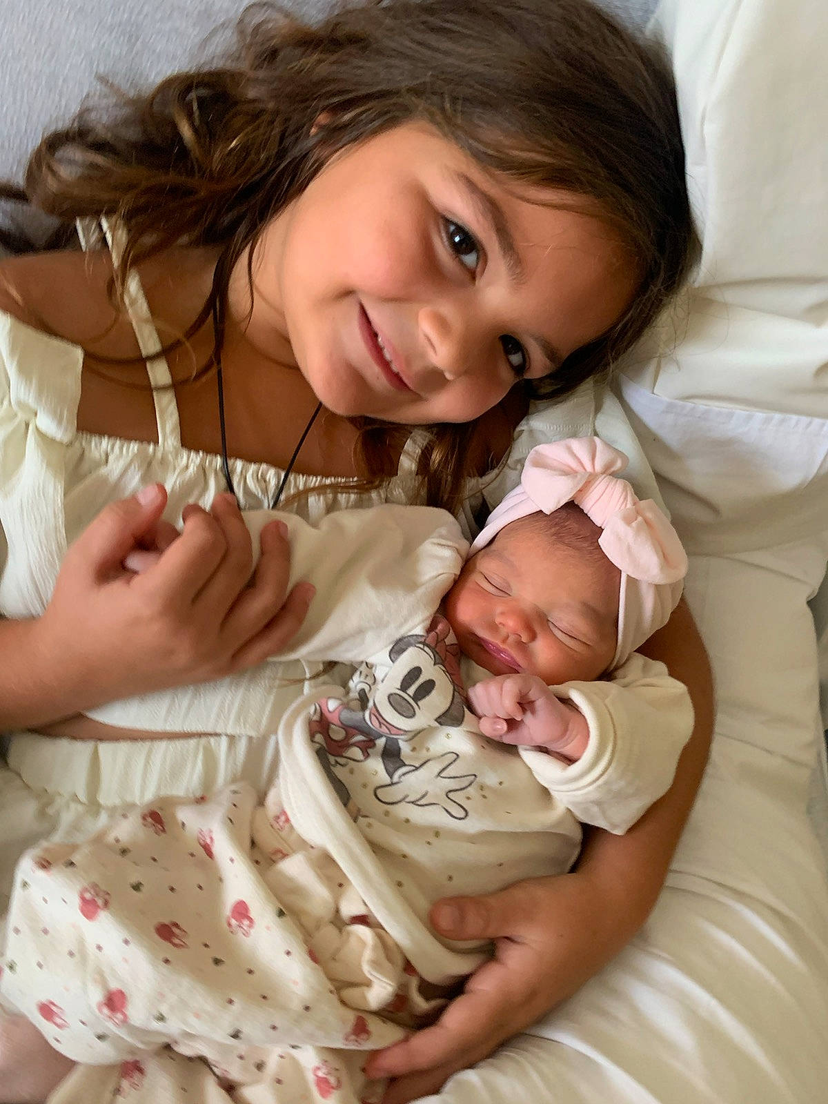 Shana participe au concours pour gagner de l'argent avec cette photo : abdomen, baby, baby_products, baby_toddler_clothing, cheek, child, comfort, facial_expression, gesture, happy, head, joy, linens, pattern, person, portrait_photography, sitting, skin, sleeve, smile