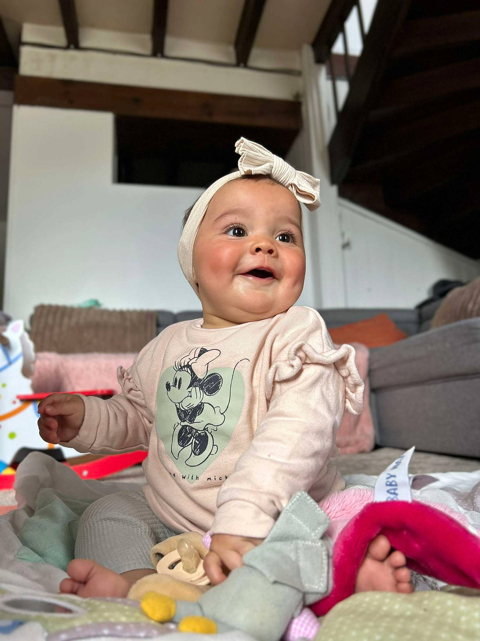 Ynaïa participe au concours pour gagner de l'argent avec cette photo : baby, baby_toddler_clothing, beanie, cap, cheek, child, comfort, fun, fur, happy, laugh, person, portrait_photography, room, sitting, sleeve, smile, toddler