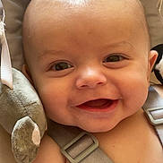 Aaron a rejoint le concours — aidez-le/la à gagner de superbes lots ! baby, smiling, pacifier, car_seat, child, infant, face, happy, straps, closeup, cute, skin, head, hand, seatbelt, comfort, child_safety, young_child, expression, indoor