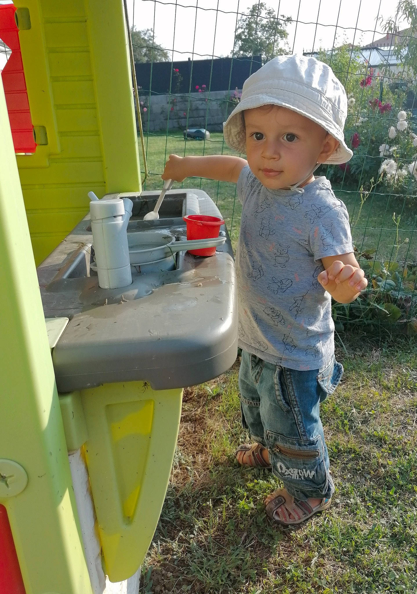 Matthew a rejoint le concours — aidez-le/la à gagner de superbes lots ! child, headwear, person, play, toddler