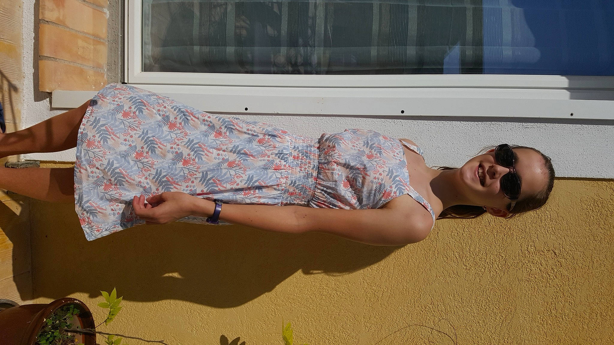 Cassandra a rejoint le concours — aidez-le/la à gagner de superbes lots ! arm, blouse, clothing, joy, leg, magenta, muscle, neck, outerwear, pattern, person, pink, shoulder, sleeve, standing, sweater, t_shirt, top, trousers, vacation