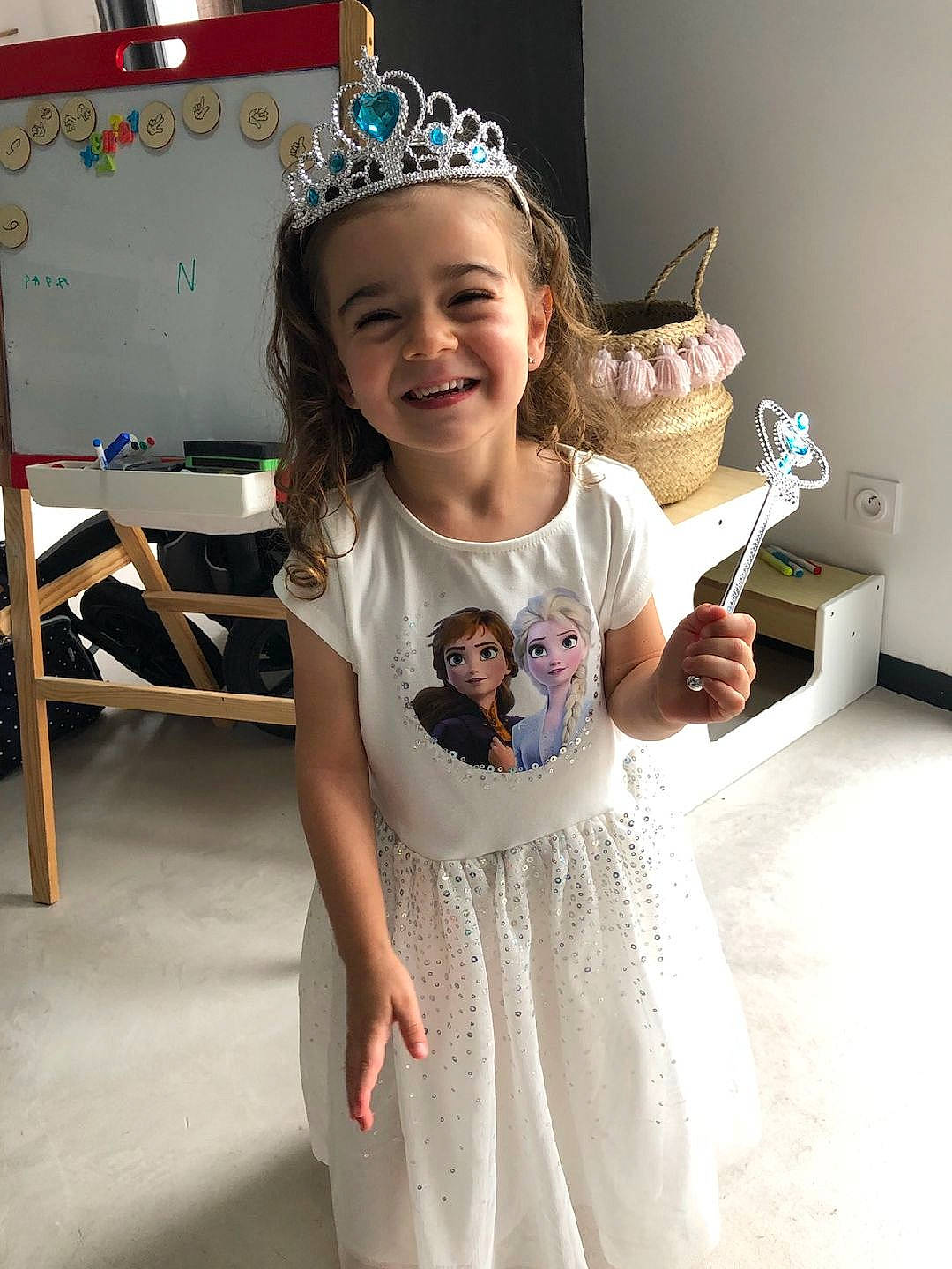 Charlotte a rejoint le concours — aidez-le/la à gagner de superbes lots ! child, crown, fashion_accessory, hair_accessory, headband, headgear, headpiece, joy, person, shoulder, smile, toddler