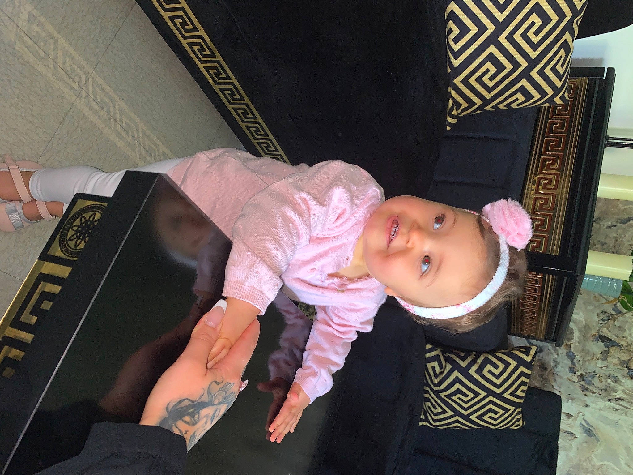 Iryna a rejoint le concours — aidez-le/la à gagner de superbes lots ! finger, hand, joy, person, pink